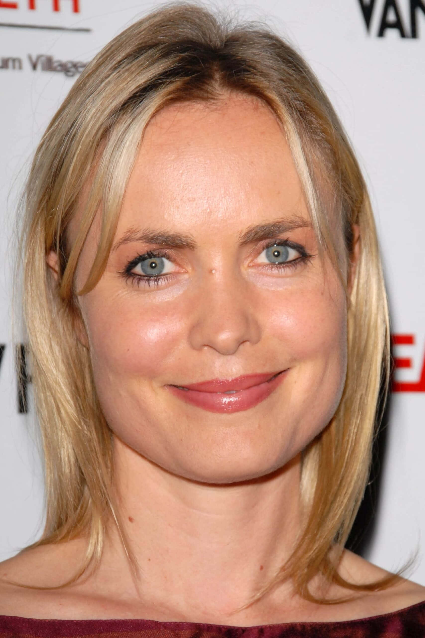 Radha Mitchell, blonde, blue eyes, 2K Phone Wallpaper