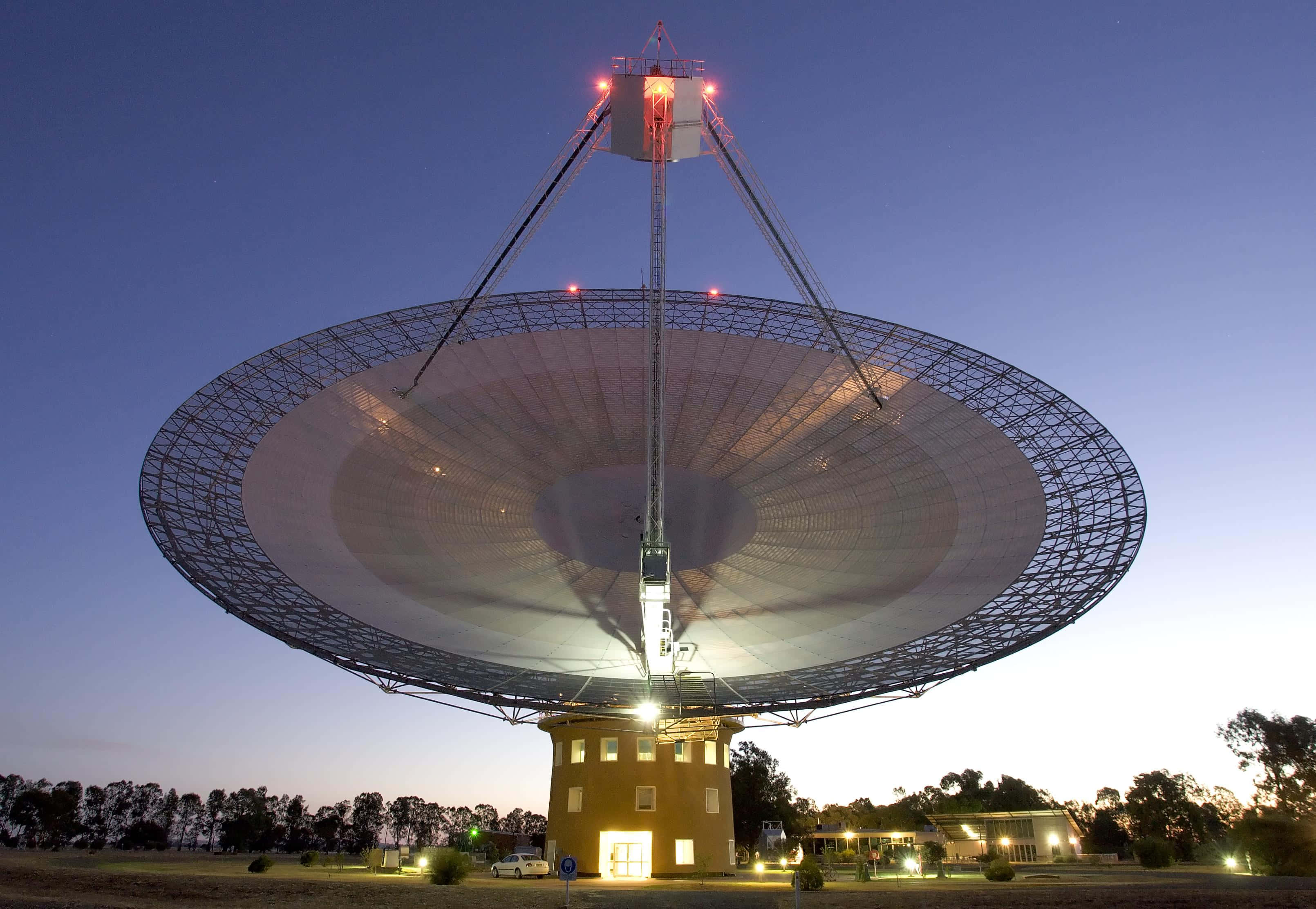 Radio Telescope, 3220 x 2225, red lights, 2K Desktop Wallpaper