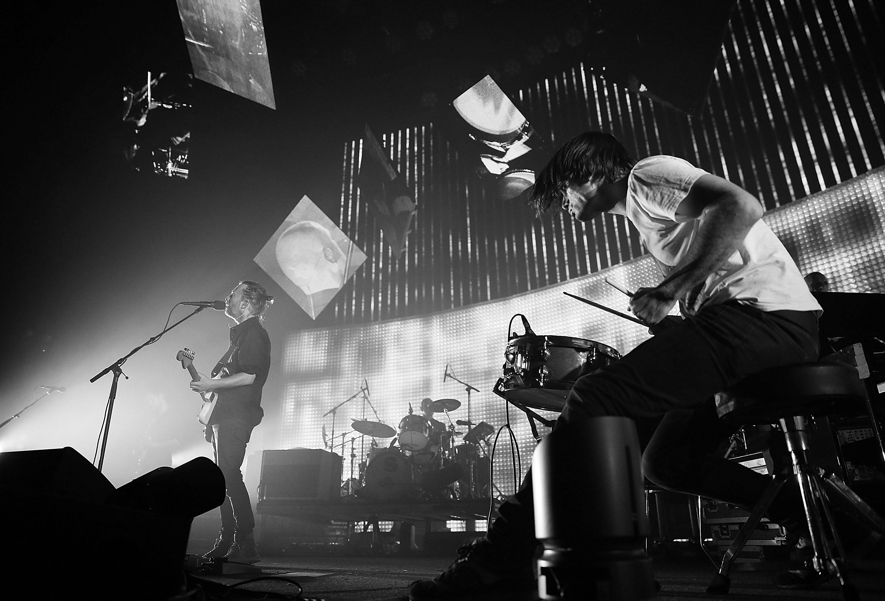 Radiohead, black and white, live performance, 2K Desktop Wallpaper
