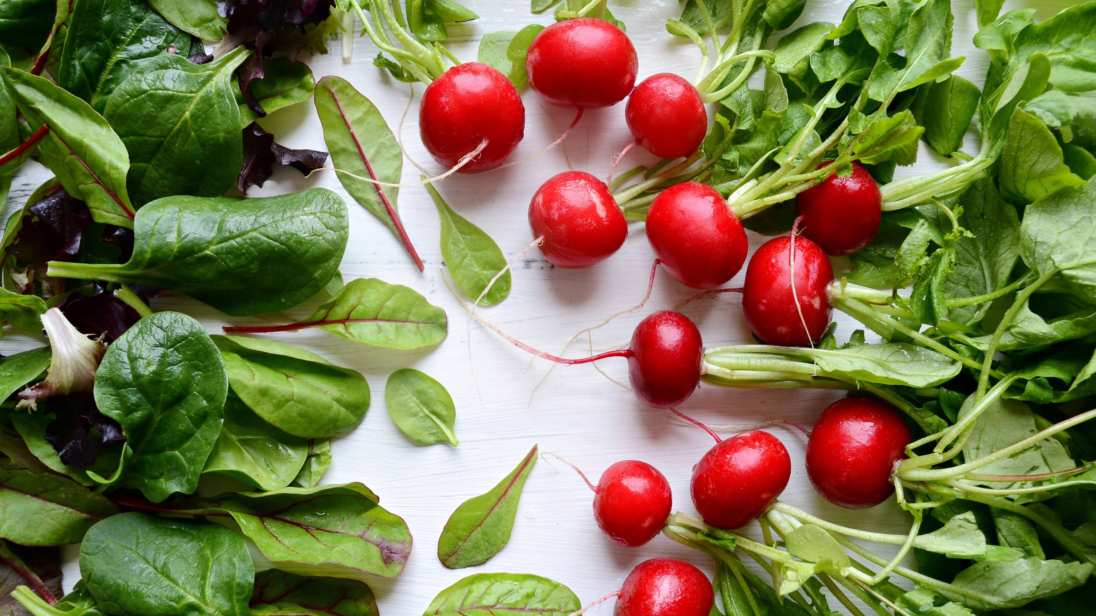 small bulb radish, spinach leaves, white wooden surface, 4K Desktop Wallpaper