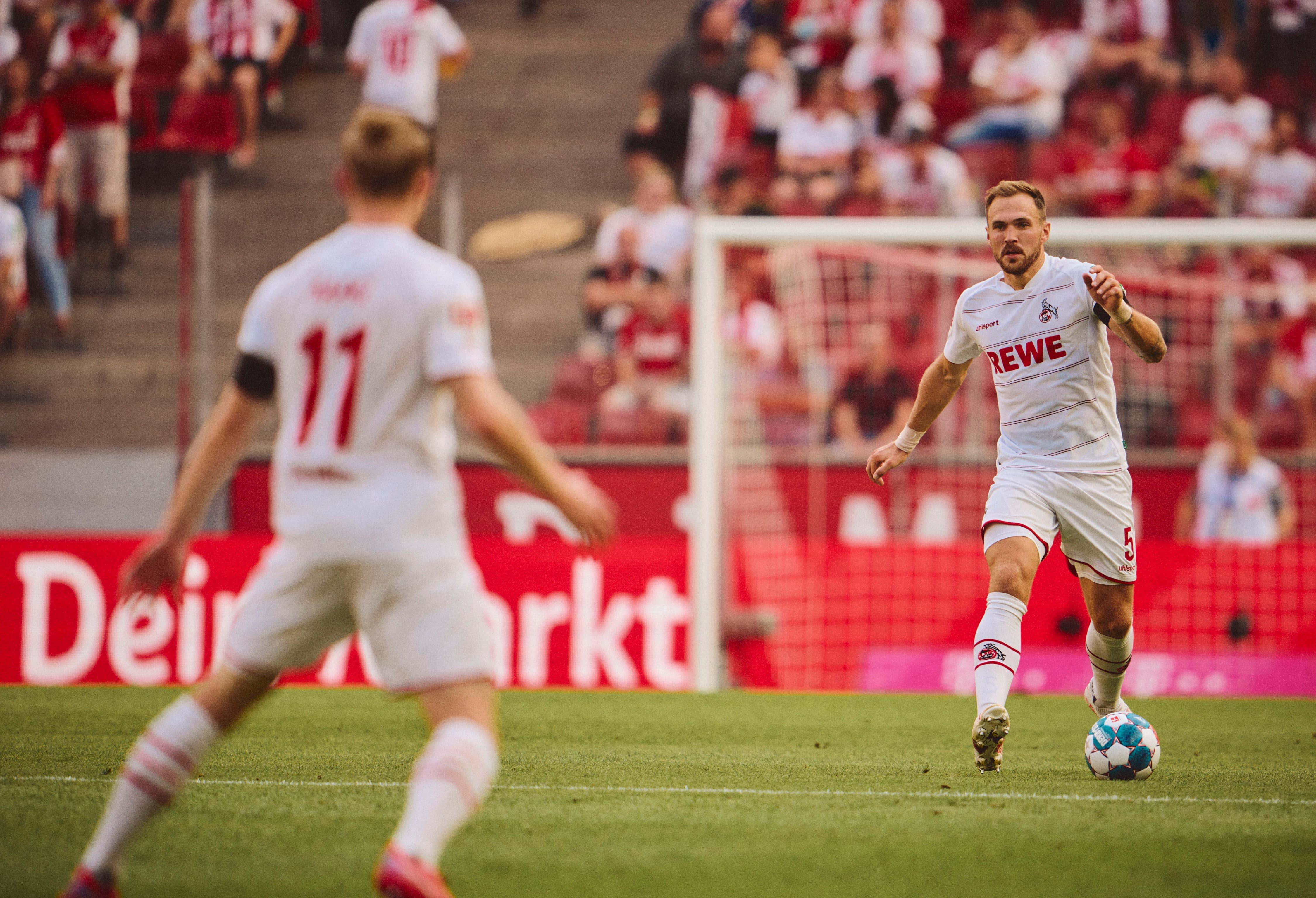 Rafael Czichos, white REWE jersey, blue and white ball, 4K Desktop Wallpaper