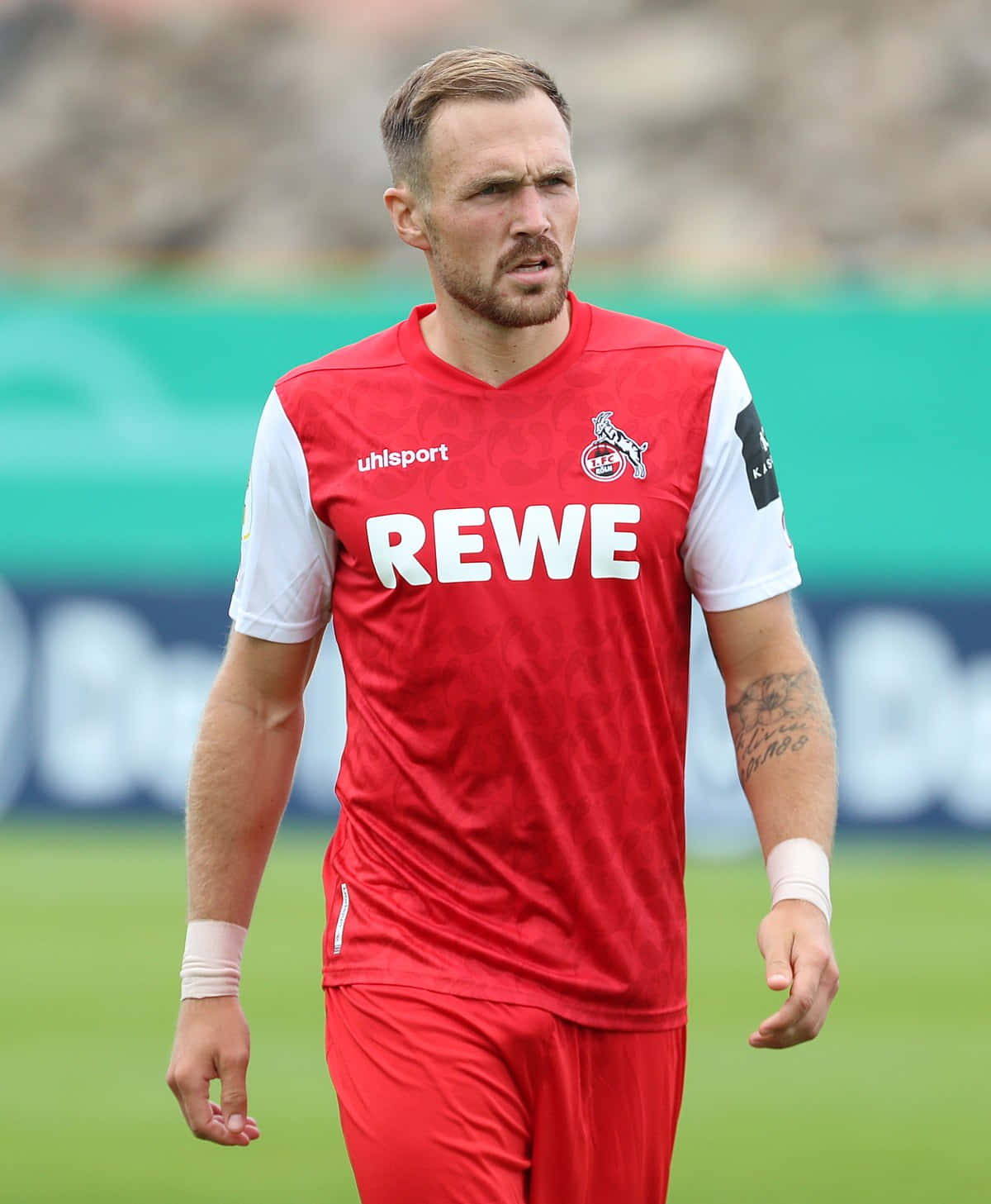 Rafael Czichos, red and white jersey, green field, HD Phone Wallpaper