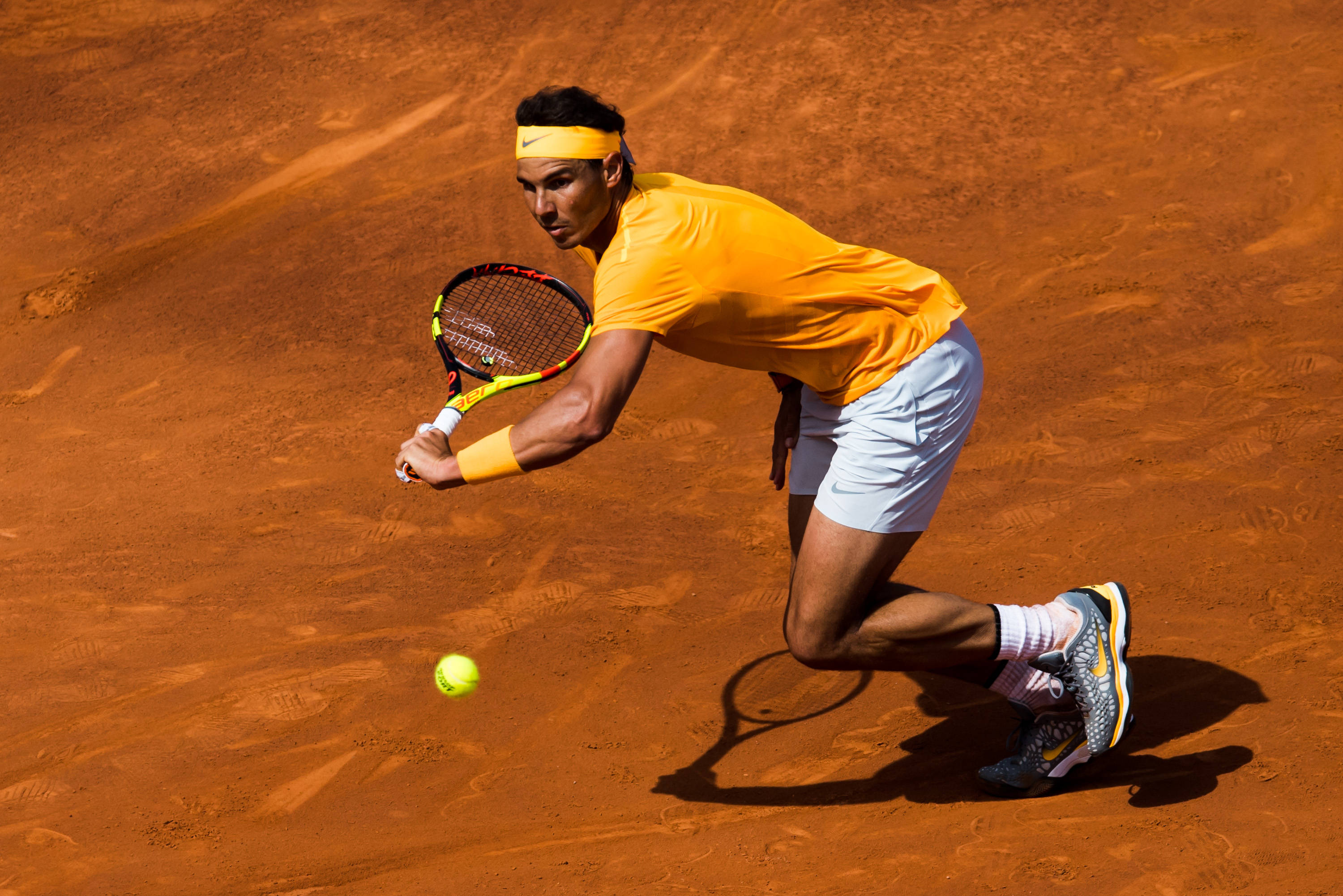 Rafael Nadal, yellow gear, red clay court, 2K Desktop Wallpaper