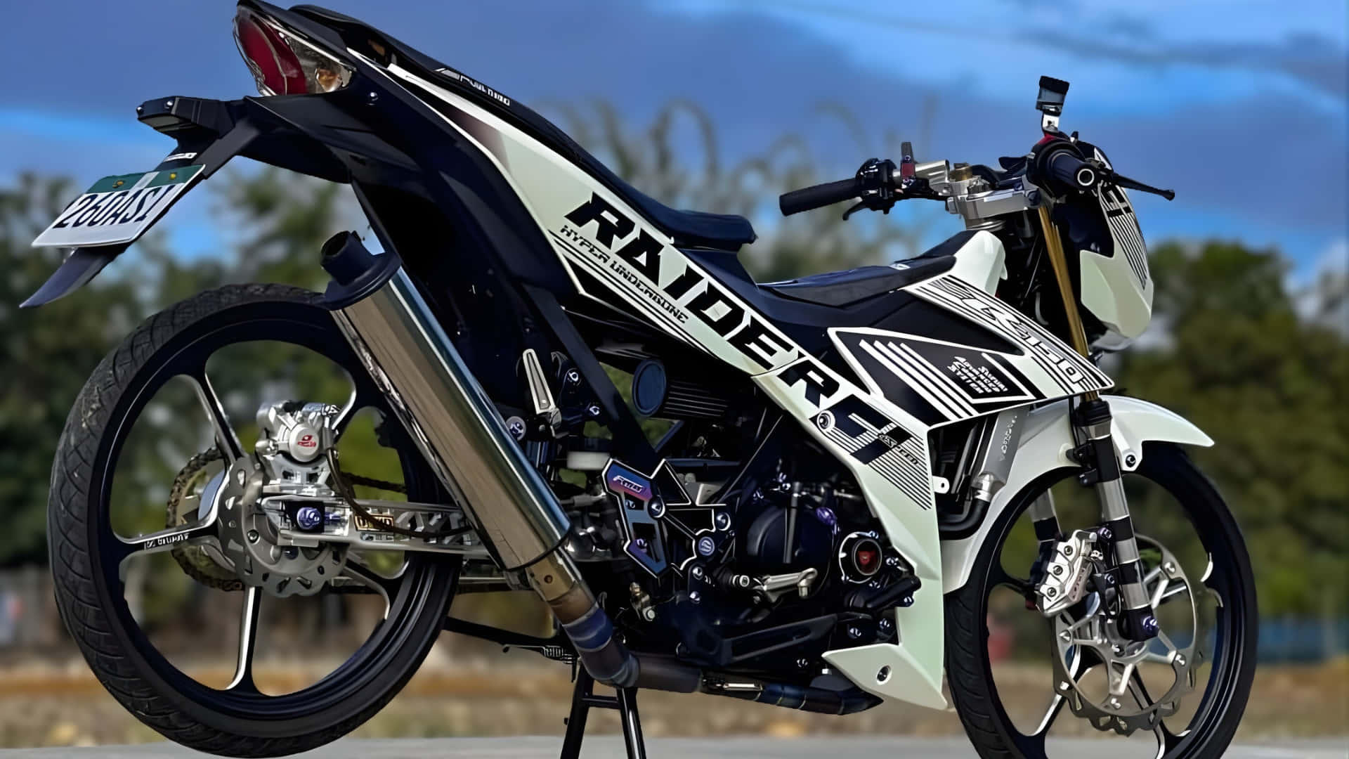 Raider 150 Fi, white and black, chrome exhaust, Full HD Desktop Wallpaper