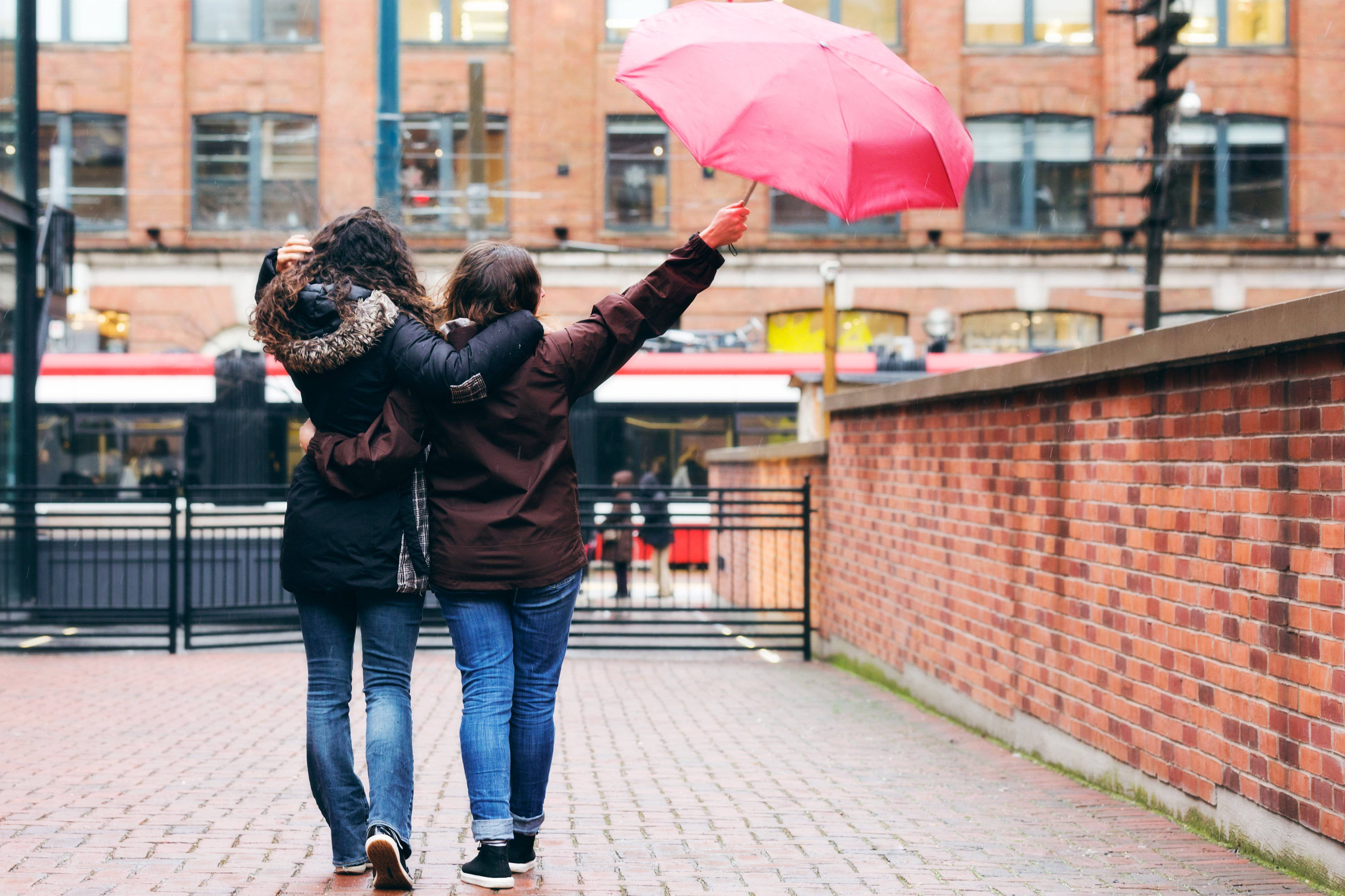 rainy romance, couple embracing in the rain, brick sidewalk, 4K Desktop Wallpaper