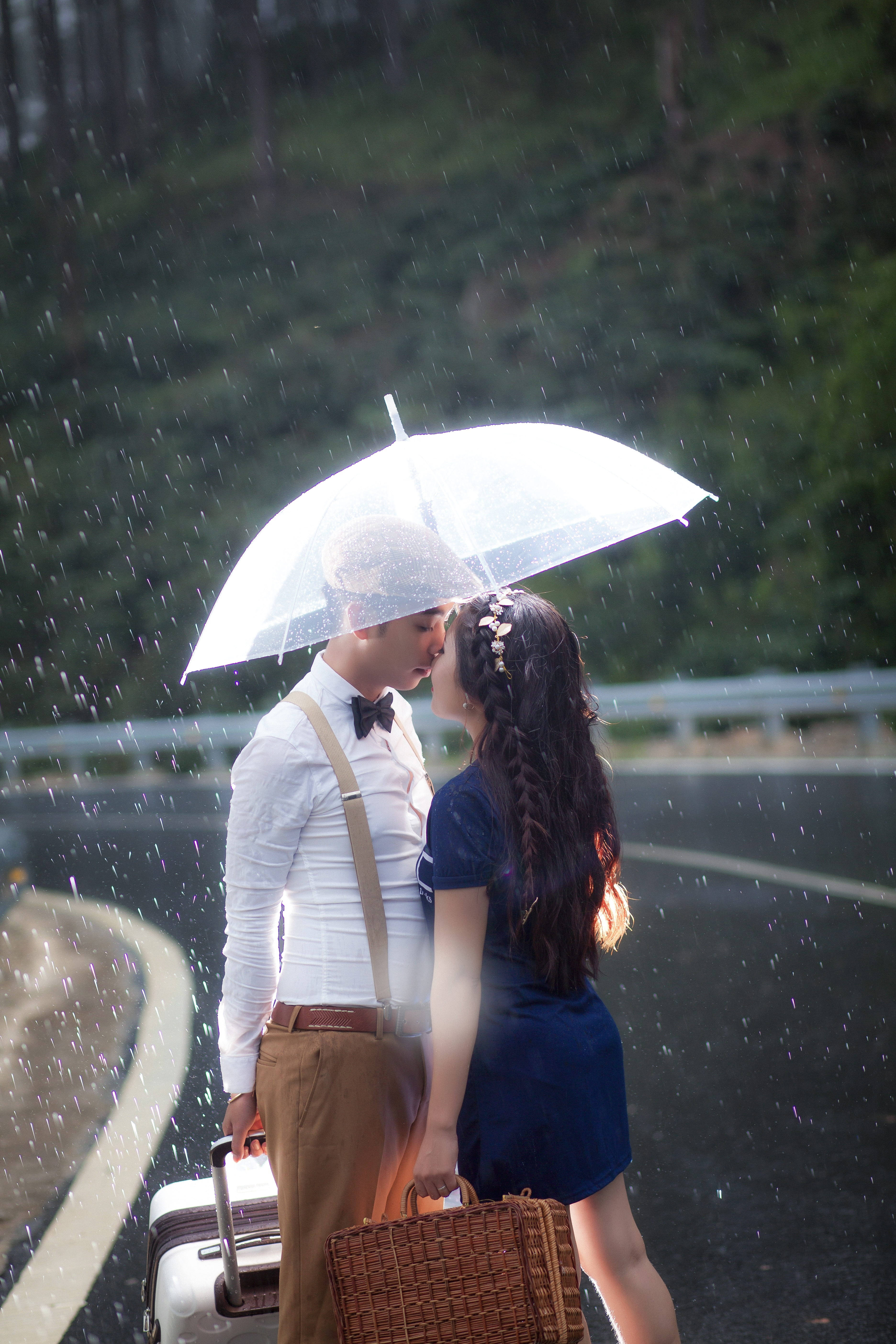 Rain Couple, clear umbrella, rainy roadside, 5K Phone Wallpaper