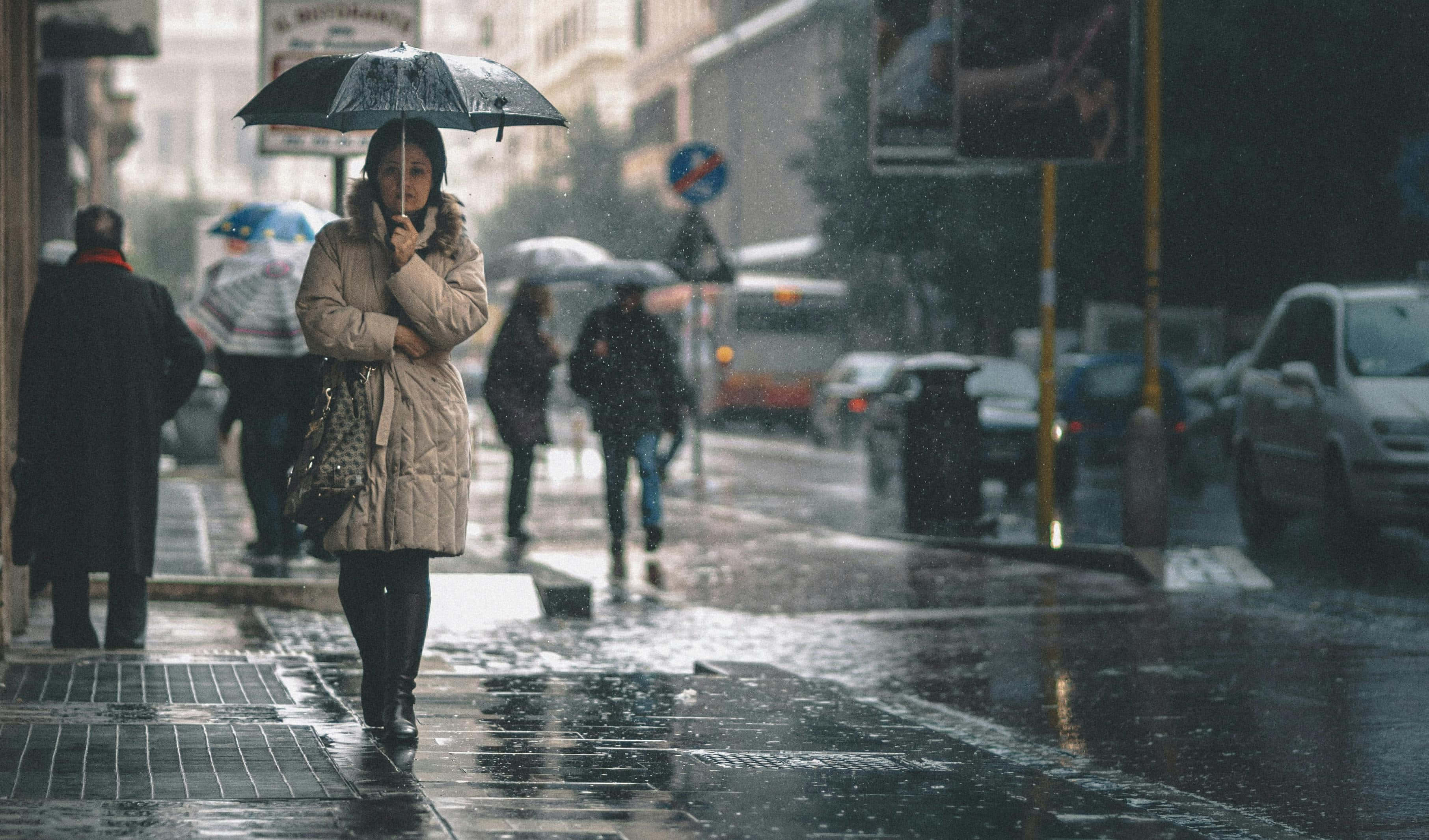 beige coat, black umbrella, wet city sidewalk, 2K Desktop Wallpaper