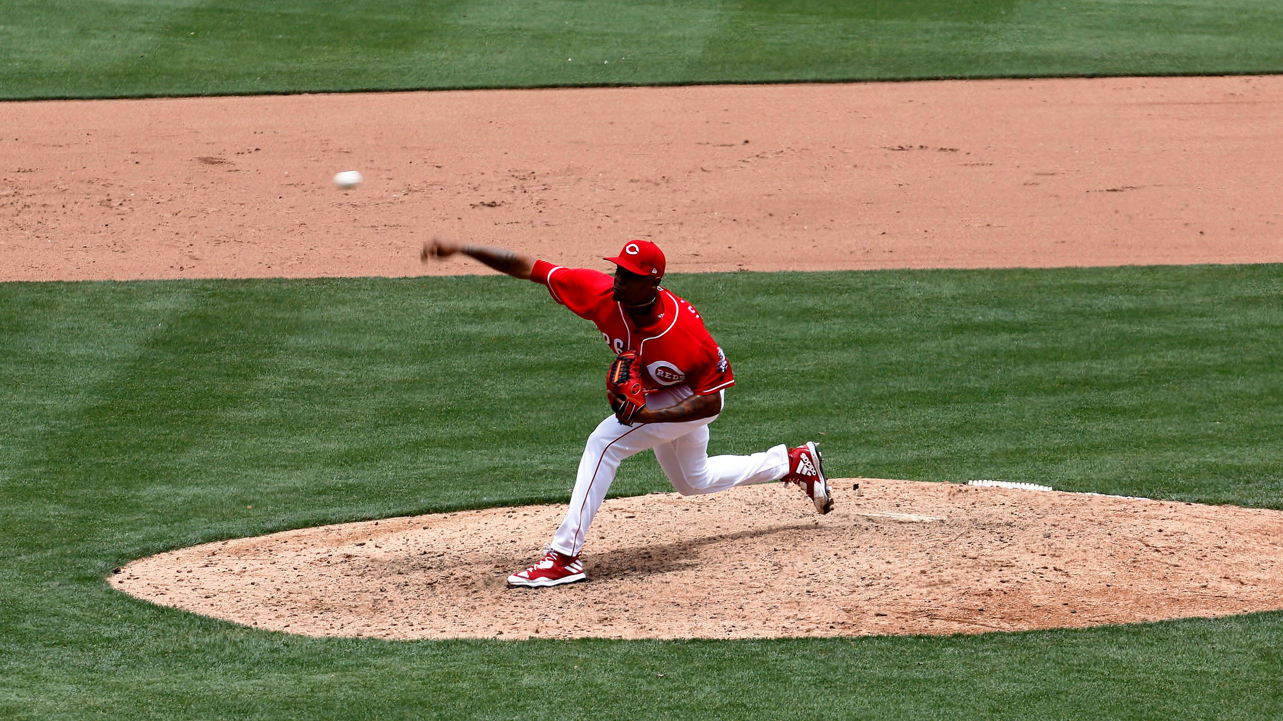Raisel Iglesias, distance pitch, red uniform, 2K Desktop Wallpaper