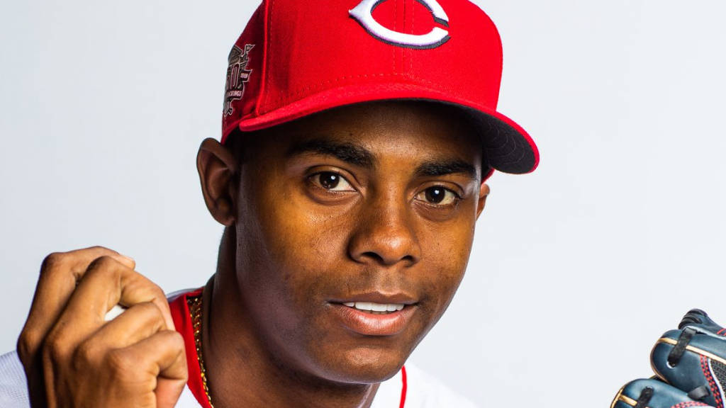 Raisel Iglesias, red cap, glove, SD Desktop Wallpaper