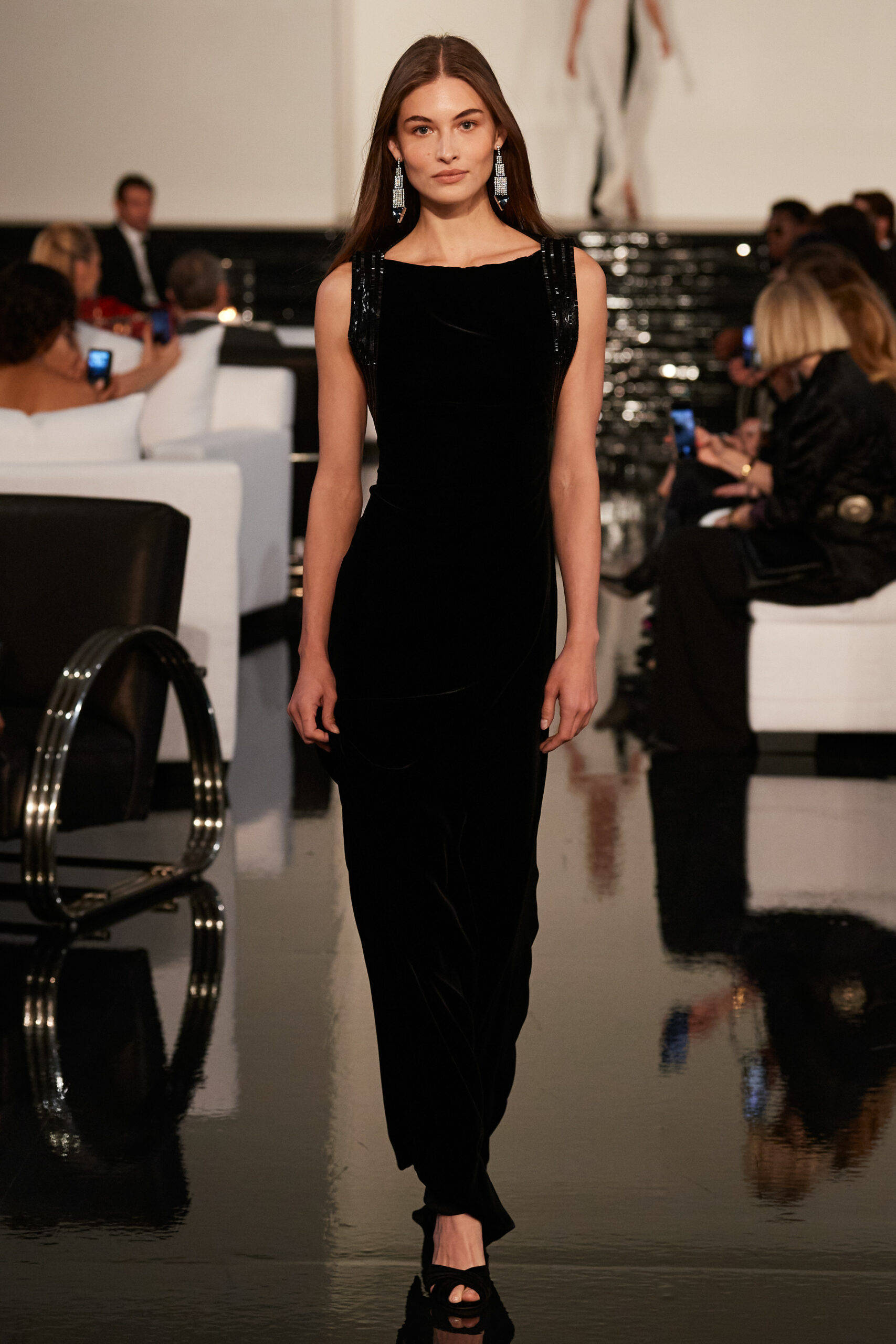 Ralph Lauren Corporation, sleeveless walk, black velvet dress, 2K Phone Wallpaper