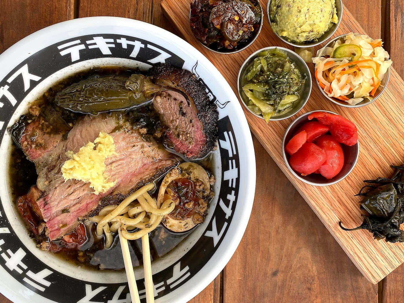 barbeque ramen, beef ramen, wooden board, HD Desktop Wallpaper