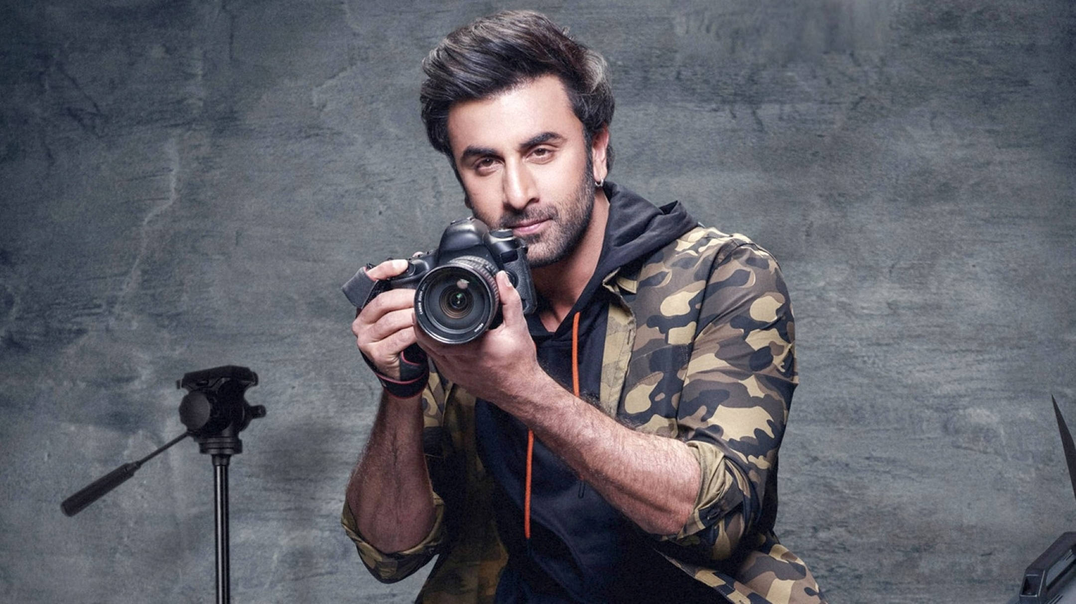 Ranbir Kapoor, camouflage hoodie, DSLR camera, Full HD Desktop Wallpaper