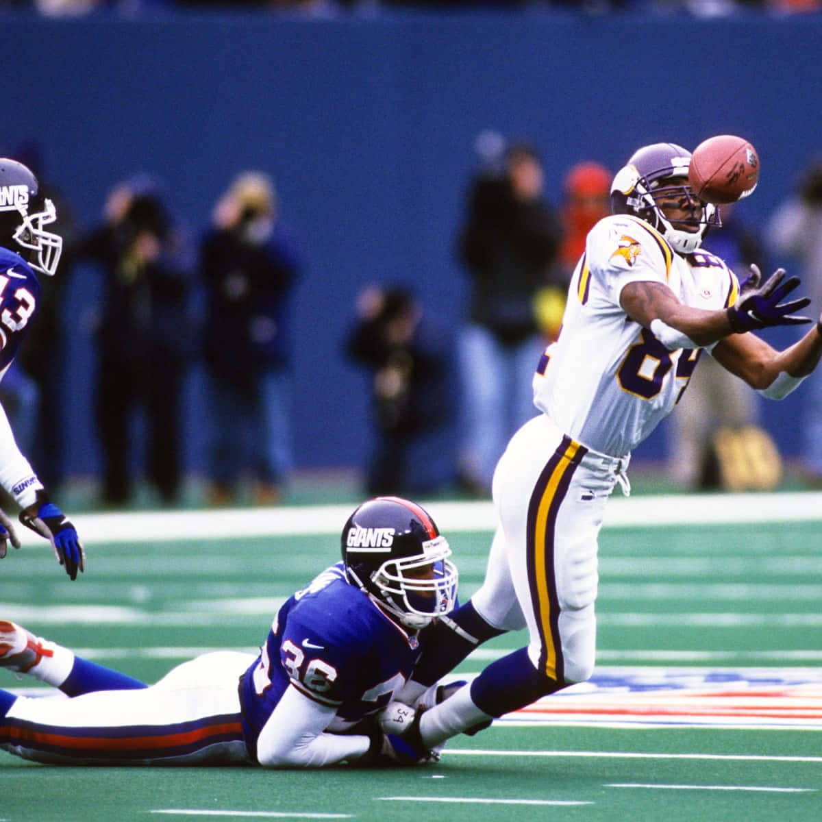 Randy Moss, white, red ball, SD Desktop Wallpaper
