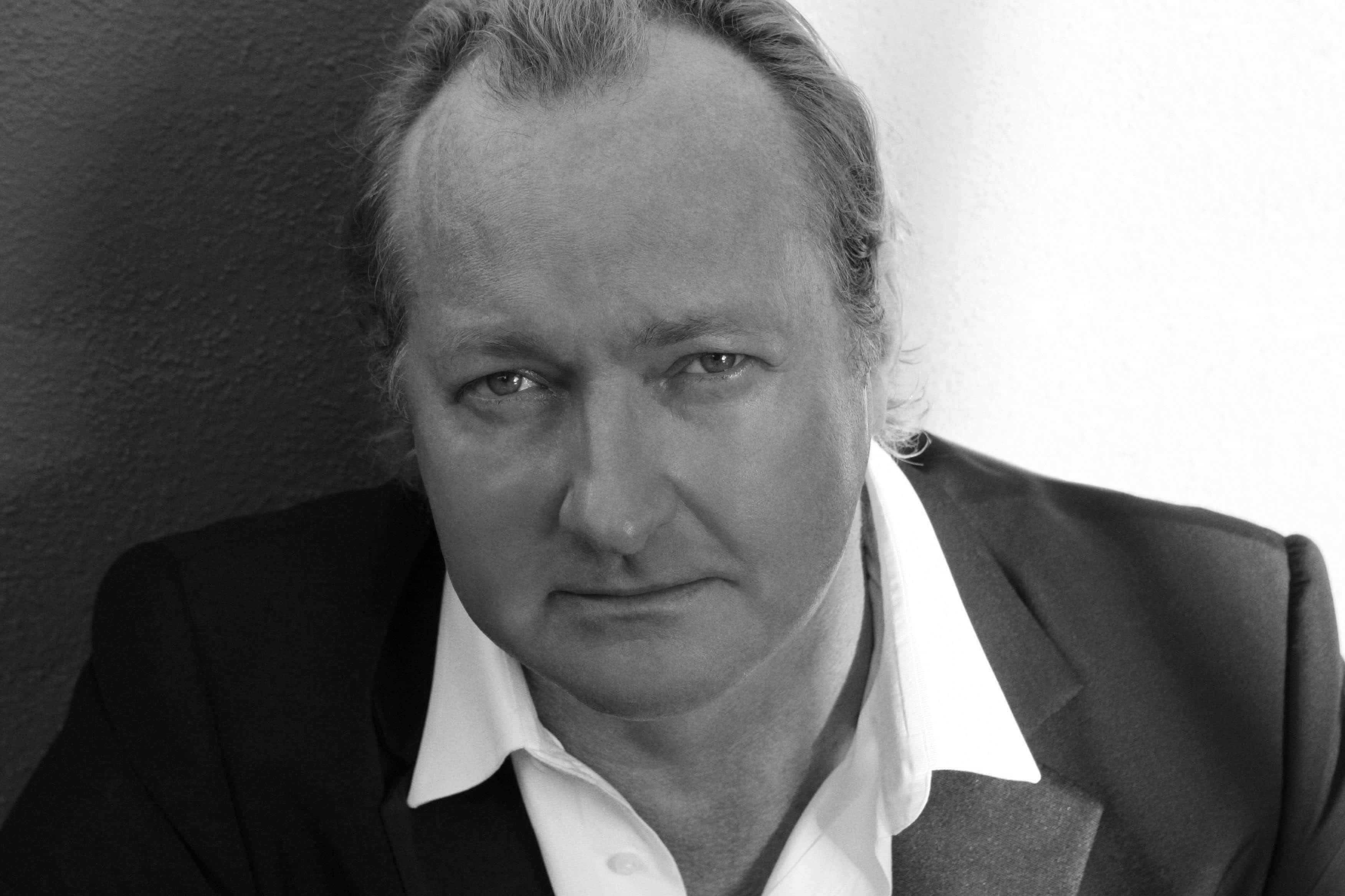 Randy Quaid, black and white portrait, middle-aged man, 2K Desktop Wallpaper