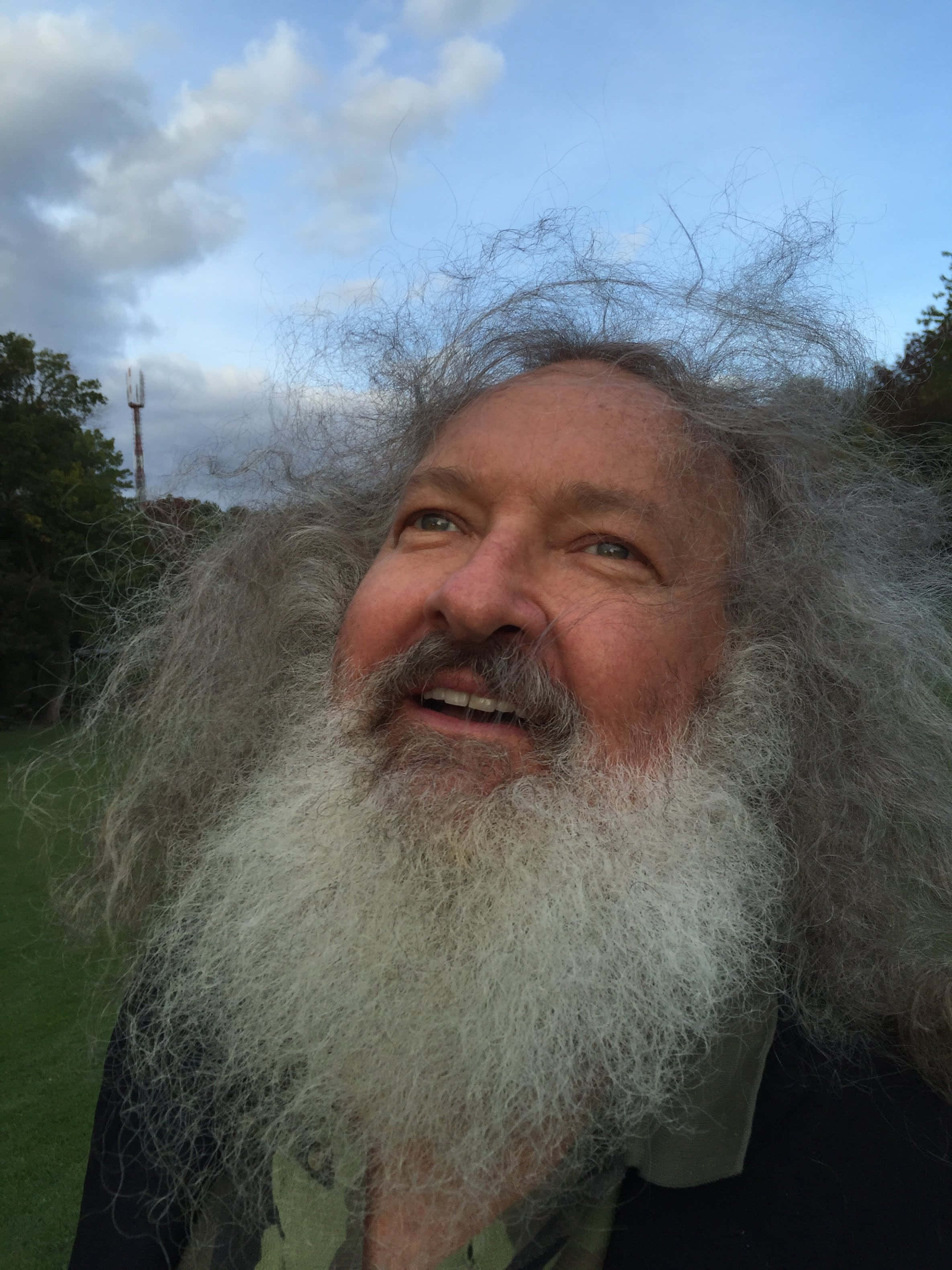 Randy Quaid, cloudy sky, trees, 2K Phone Wallpaper