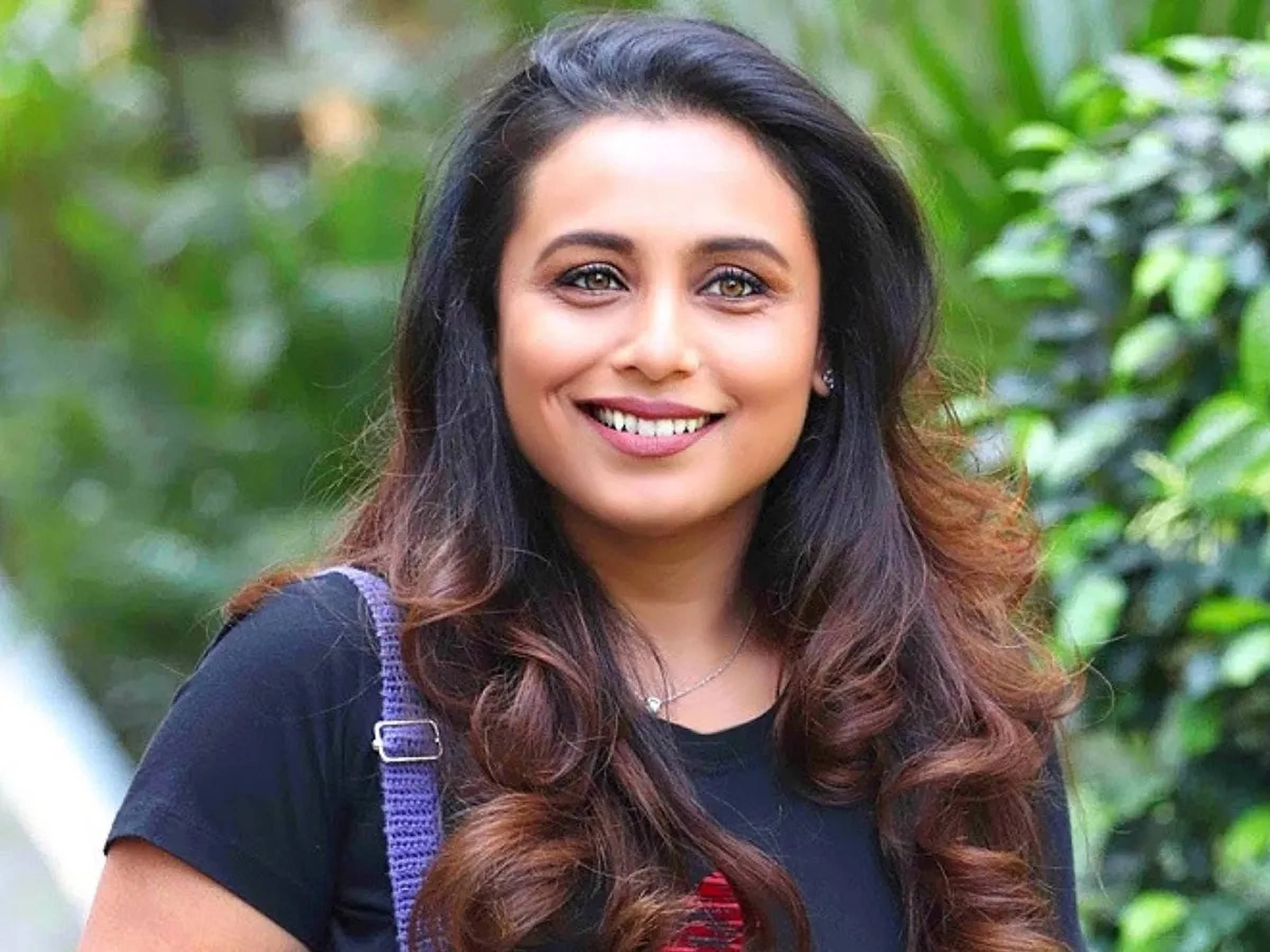 Rani Mukerji, long wavy brown hair, lush green foliage, Full HD Desktop Wallpaper