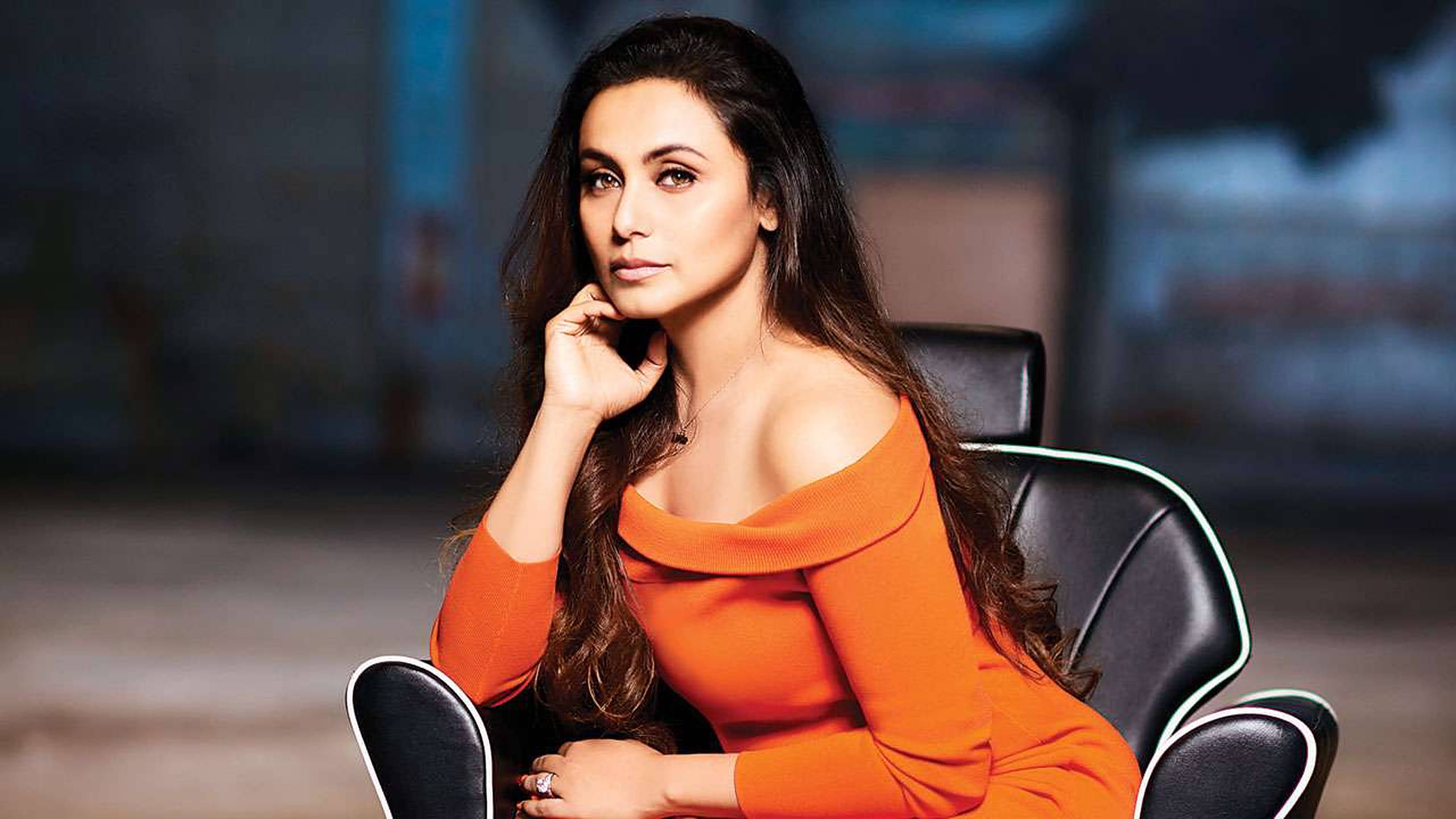 Rani Mukerji, orange dress, off-shoulder dress, 2K Desktop Wallpaper