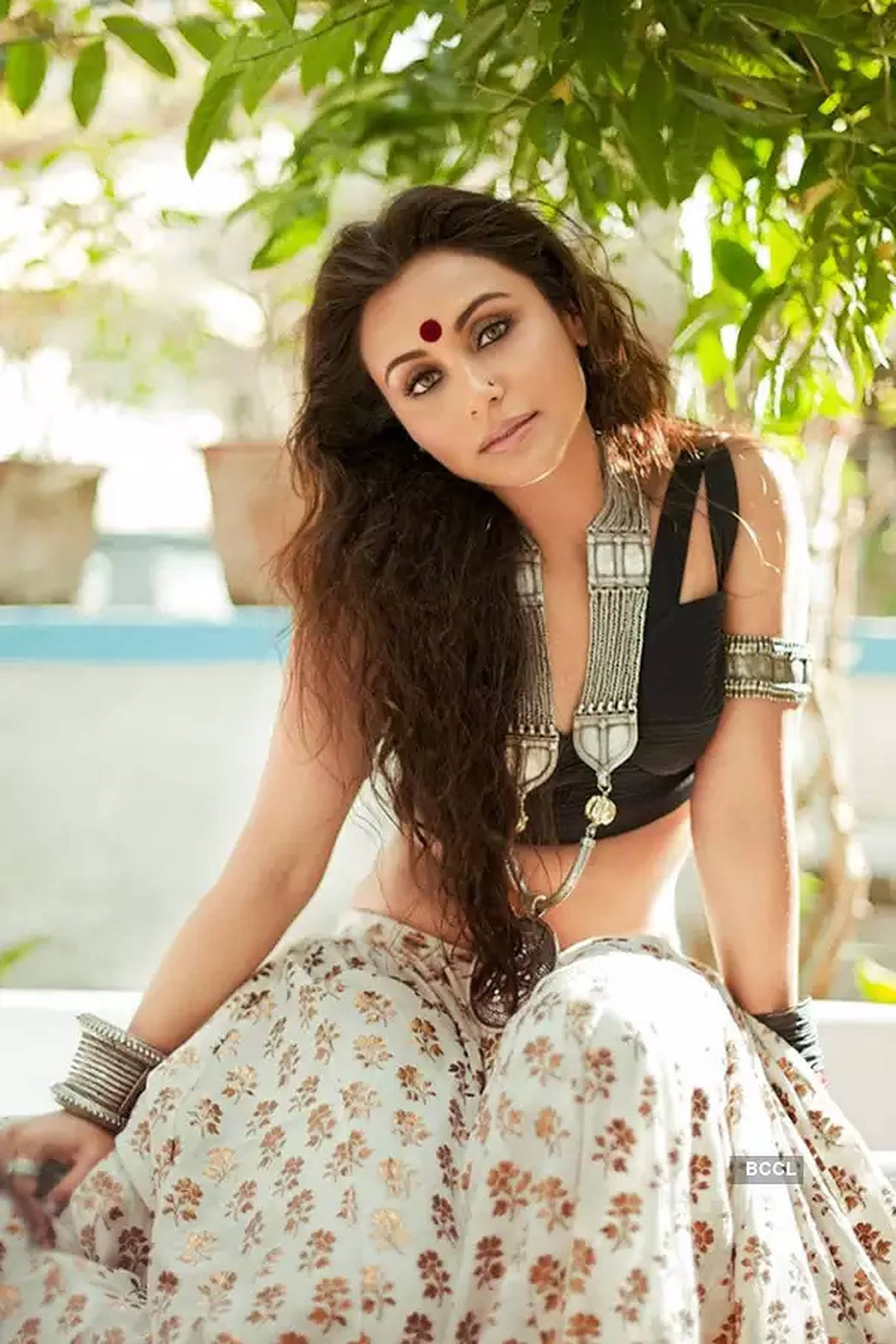 Rani Mukerji, red bindi, traditional Indian attire, Full HD Phone Wallpaper