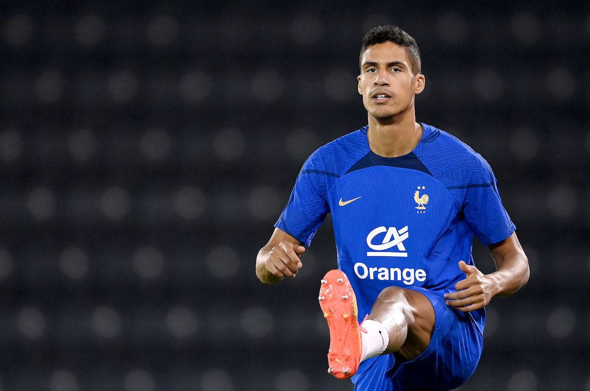 Raphael Varane, blue jersey, sprints forward, SD Desktop Wallpaper
