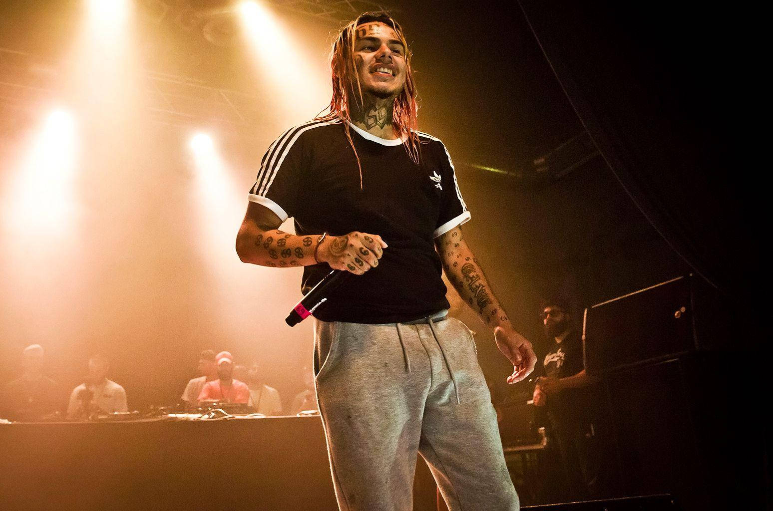6ix9ine, dreadlocks, golden stage lights, HD Desktop Wallpaper