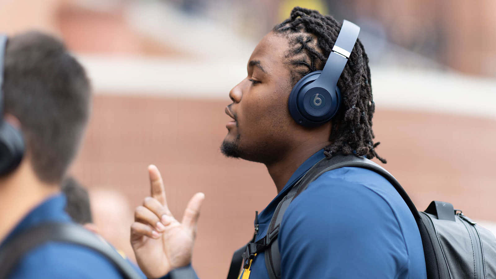 Rashan Gary, blue Beats headphones, peace sign, HD Desktop Wallpaper