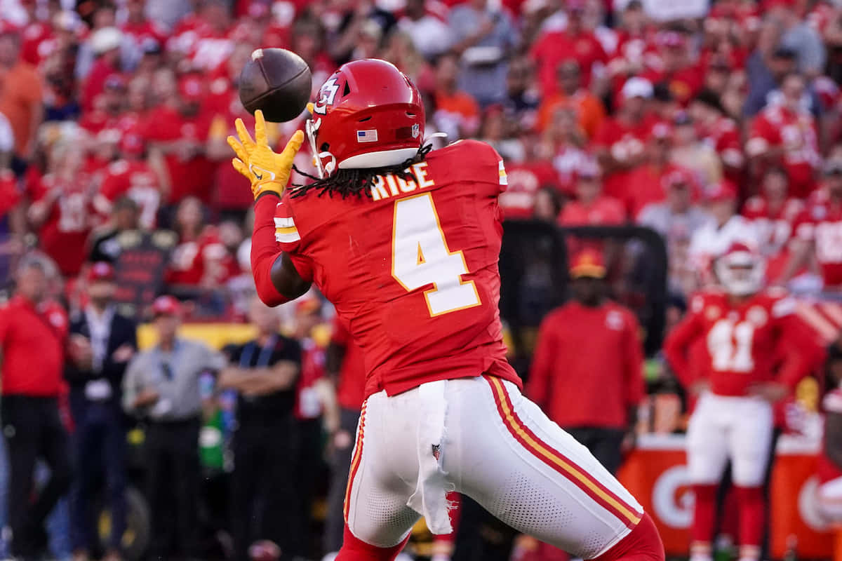Rashee Rice, red jersey number four, football catchin action, SD Desktop Wallpaper