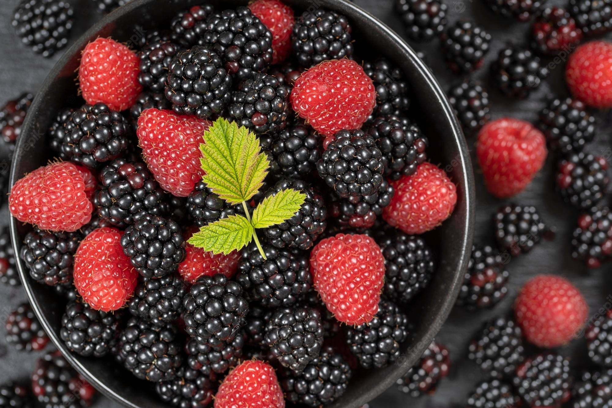 boysenberry california hybrid, black bowl, vibrant red raspberries, Full HD Desktop Wallpaper