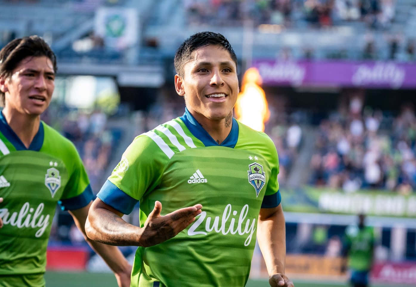 Raul Ruidiaz, green jersey, sunlit stadium field, HD Desktop Wallpaper