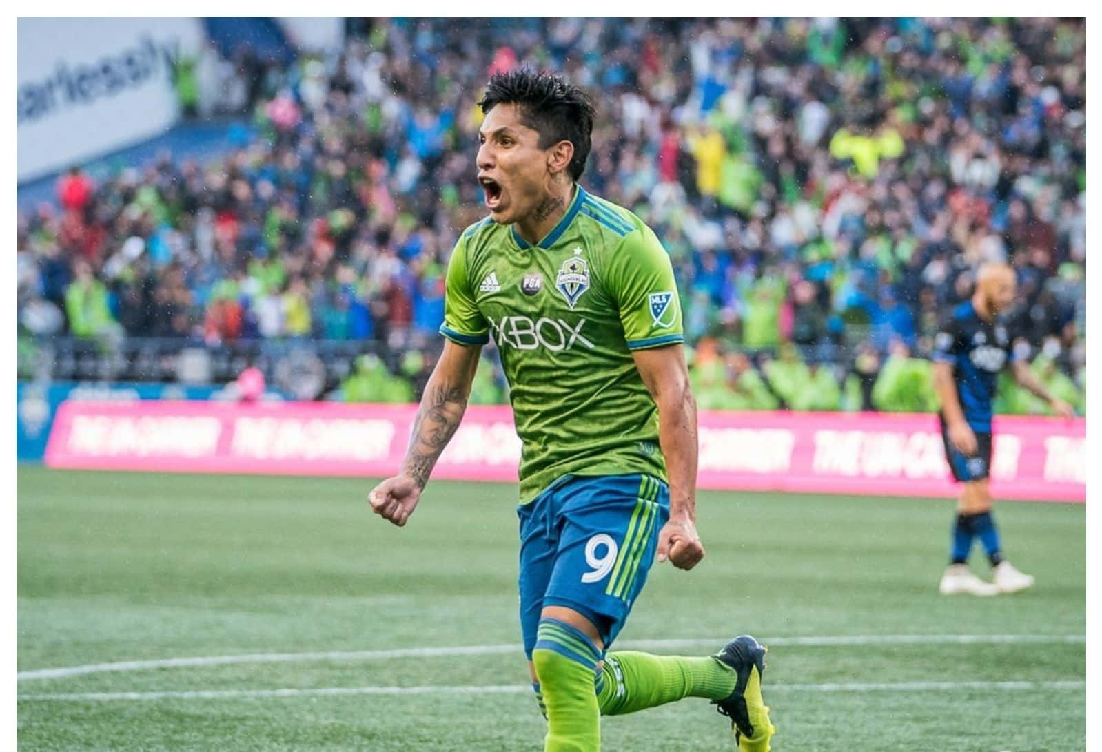 Raul Ruidiaz, green jersey, rain-slicked field, HD Desktop Wallpaper
