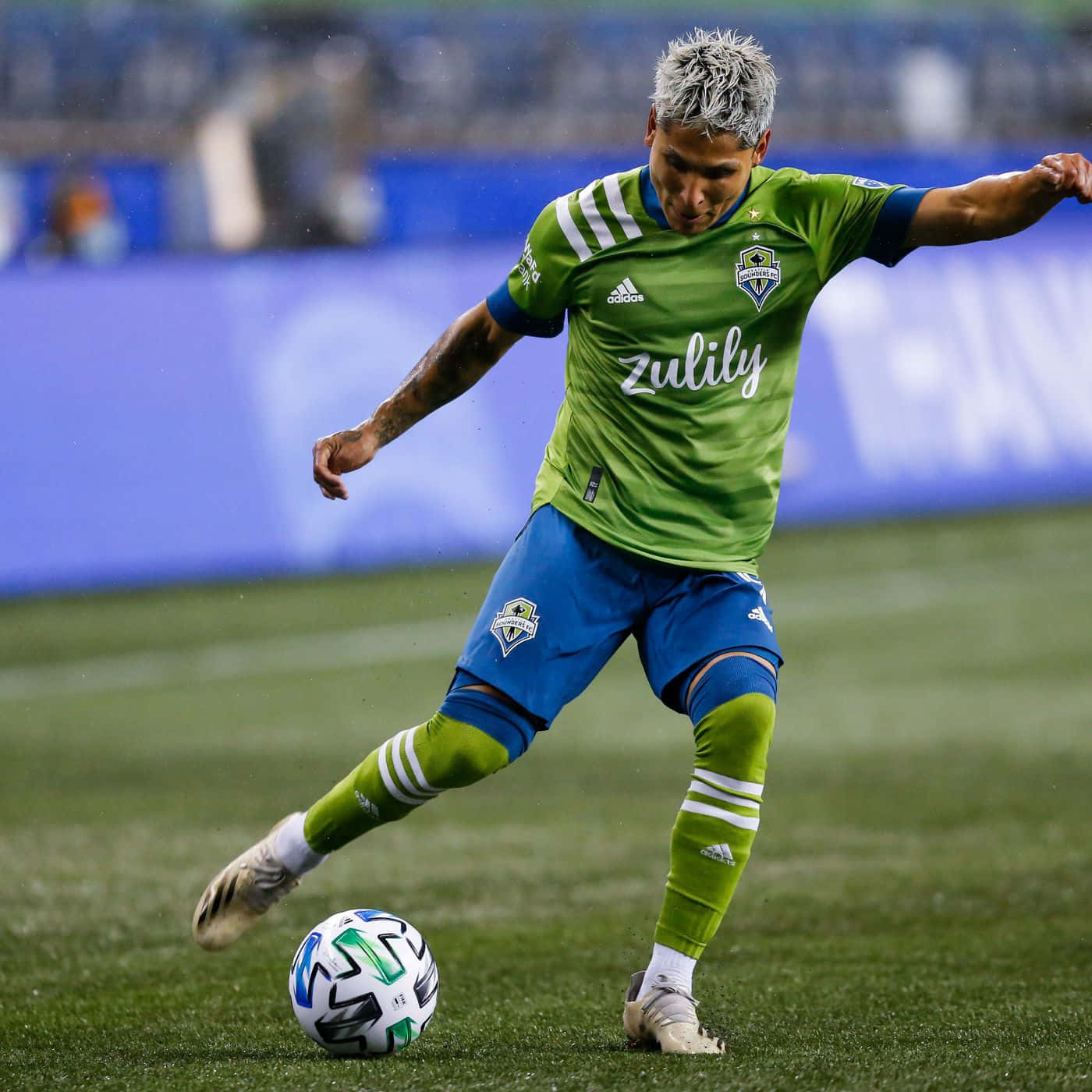 Raul Ruidiaz, green Zulily jersey, grass field, HD Desktop Wallpaper