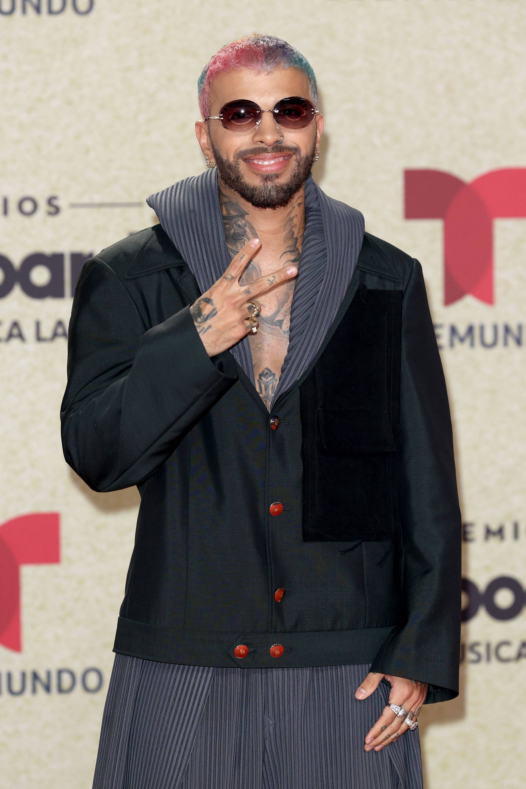 Rauw Alejandro, pink and blue hair, red carpet event, 2K Phone Wallpaper