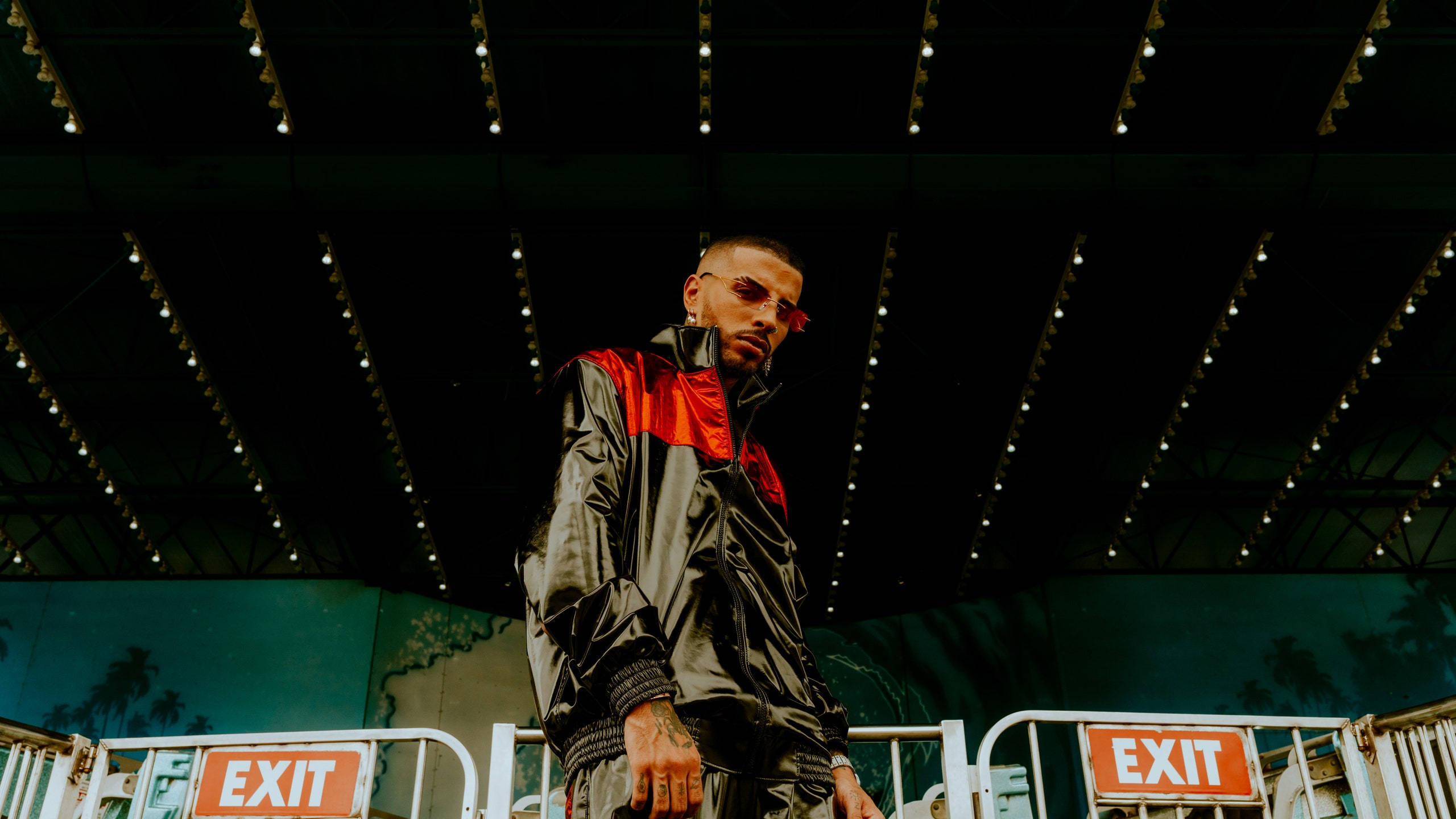 Rauw Alejandro, satin black jacket, black and red jacket, 2K Desktop Wallpaper