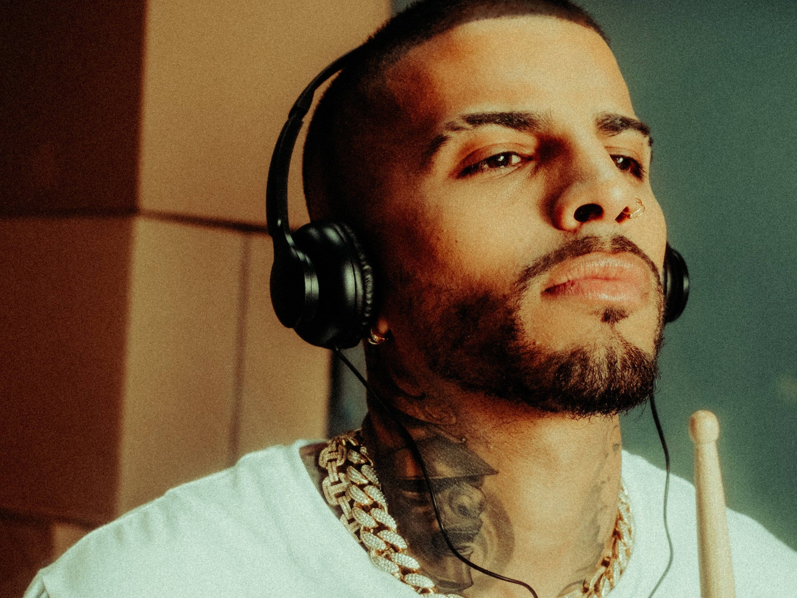 Rauw Alejandro, diamond chains, tattoos, 2K Desktop Wallpaper