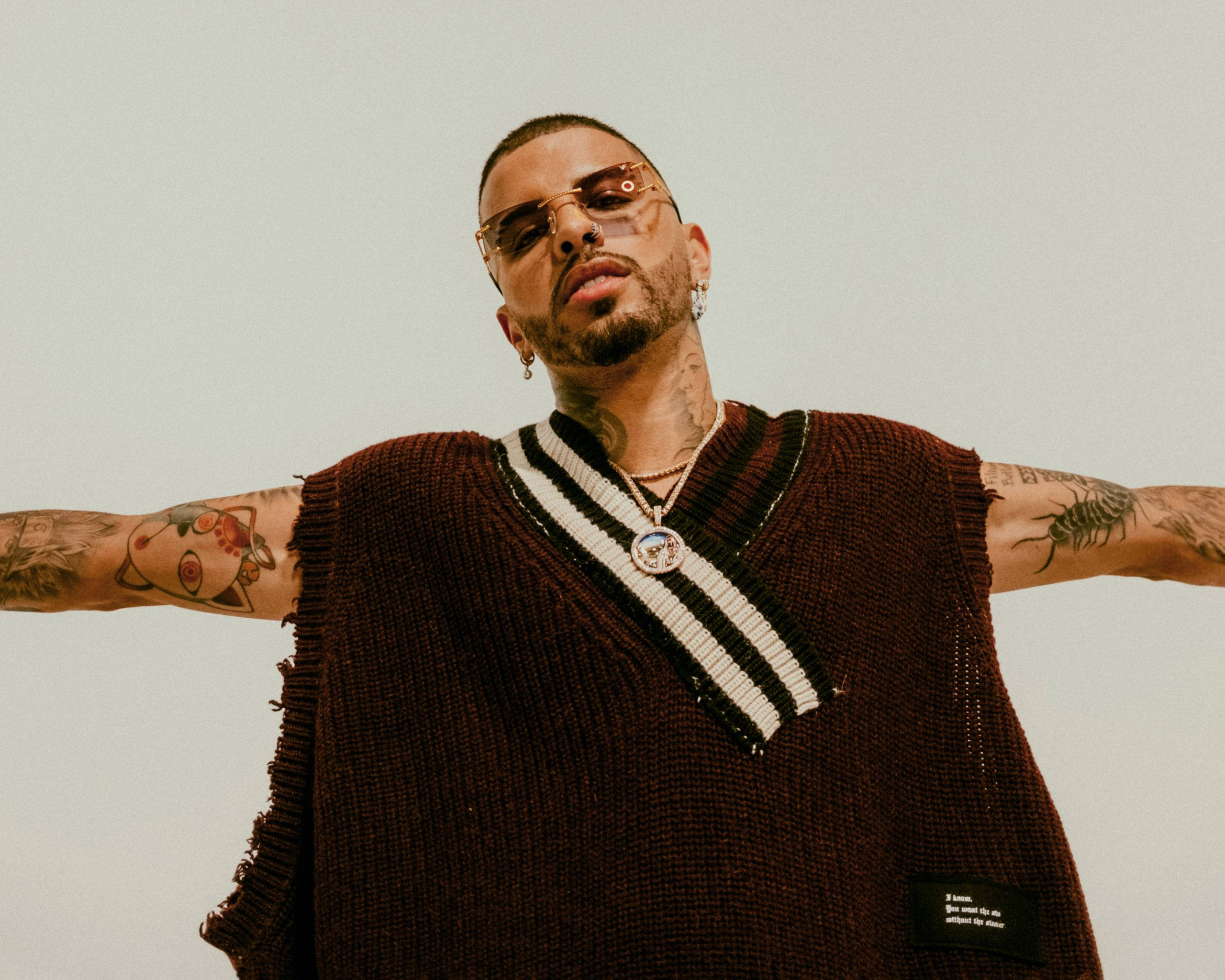 Rauw Alejandro, deep burgundy shirt, tattoos, 2K Desktop Wallpaper