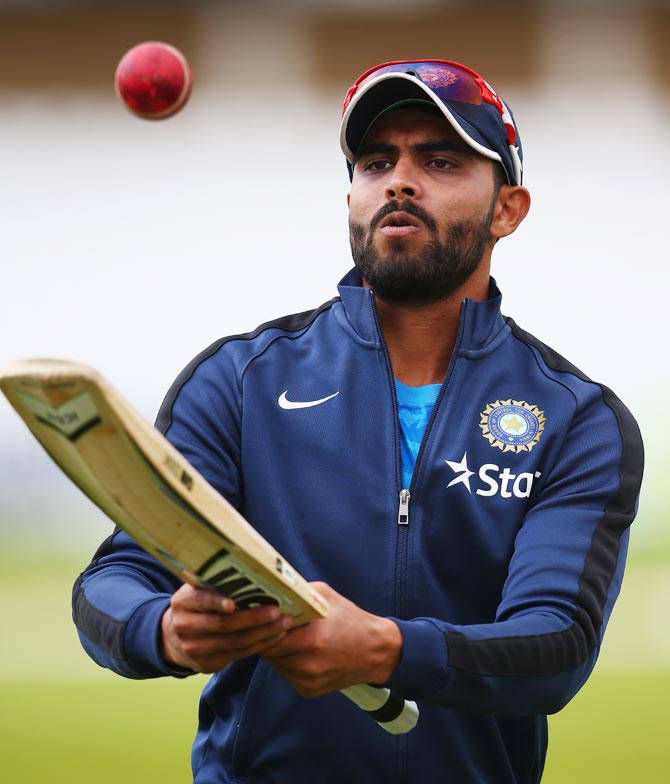 Ravindra Jadeja, blue training gear, red ball, SD Phone Wallpaper