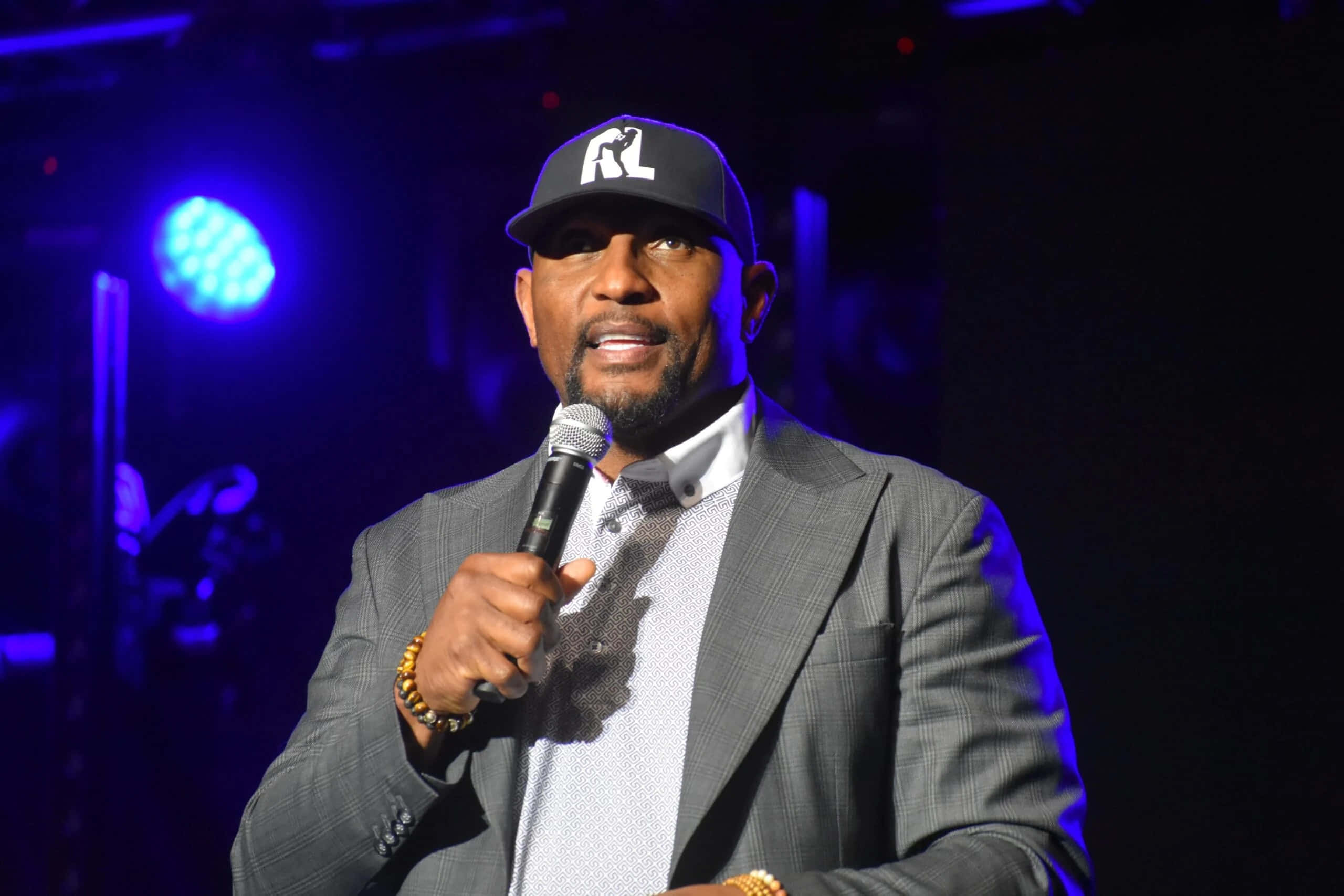 Ray Lewis, suit, cap, 2K Desktop Wallpaper