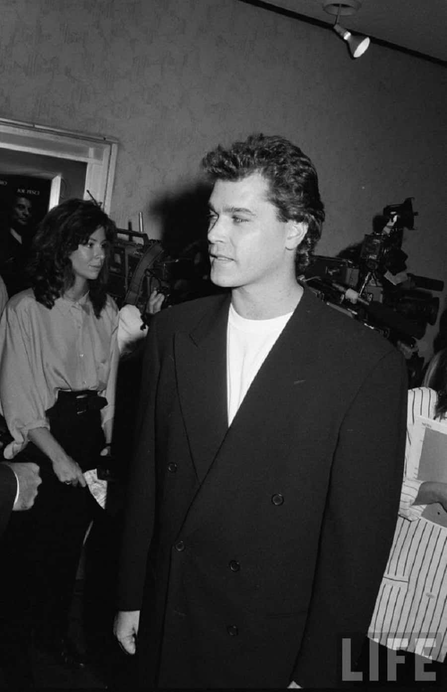 Ray Liotta, black and white photo, double-breasted suit, HD Phone Wallpaper