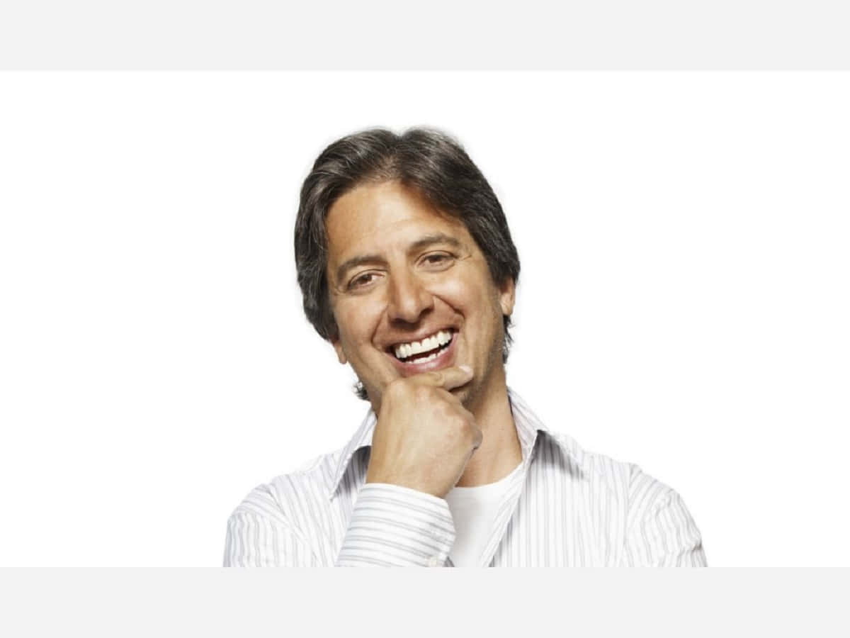 Ray Romano, dark hair, broad smile, SD Desktop Wallpaper