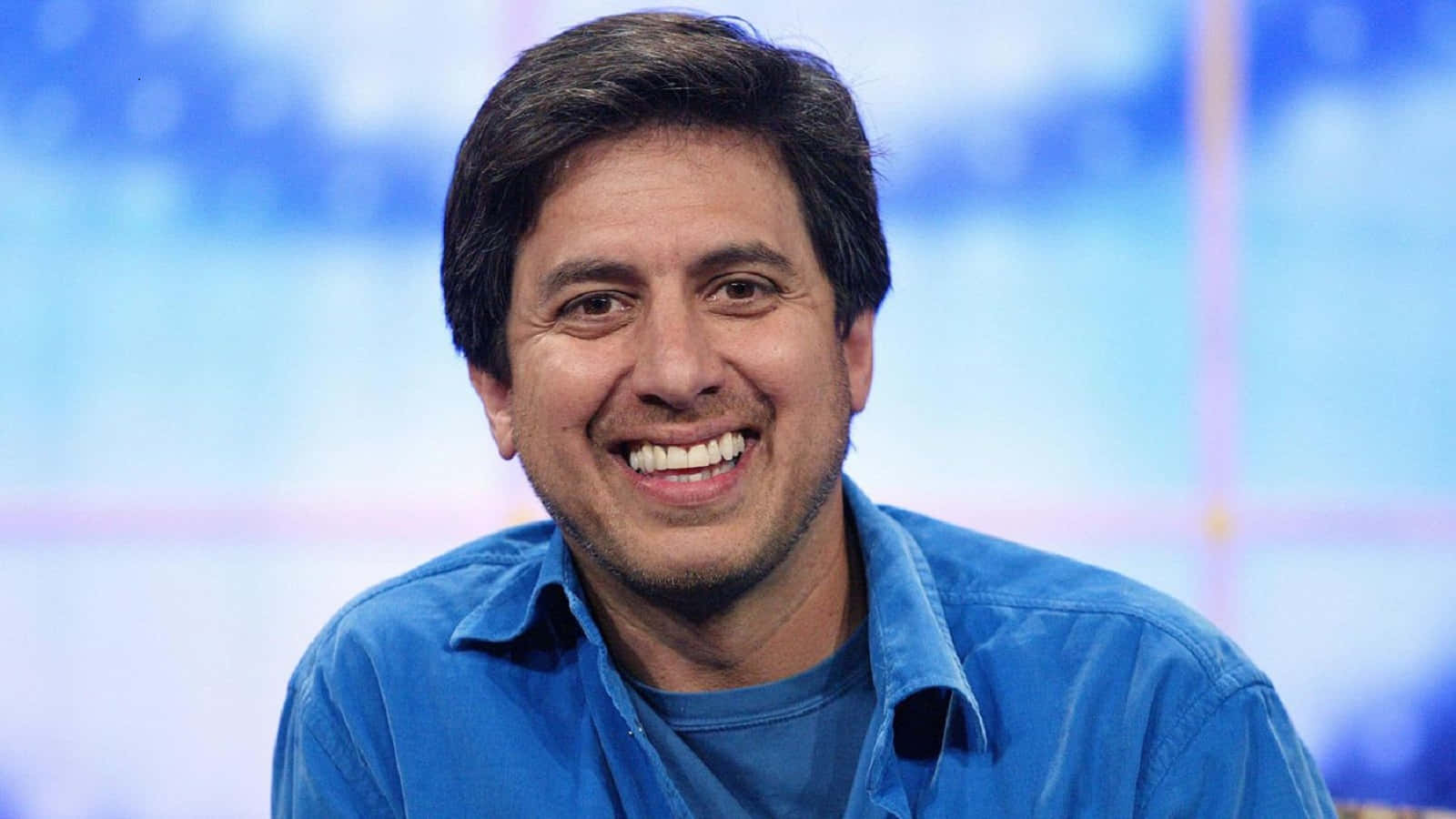 Ray Romano, blue shirt, soft blurred blue background, HD Desktop Wallpaper