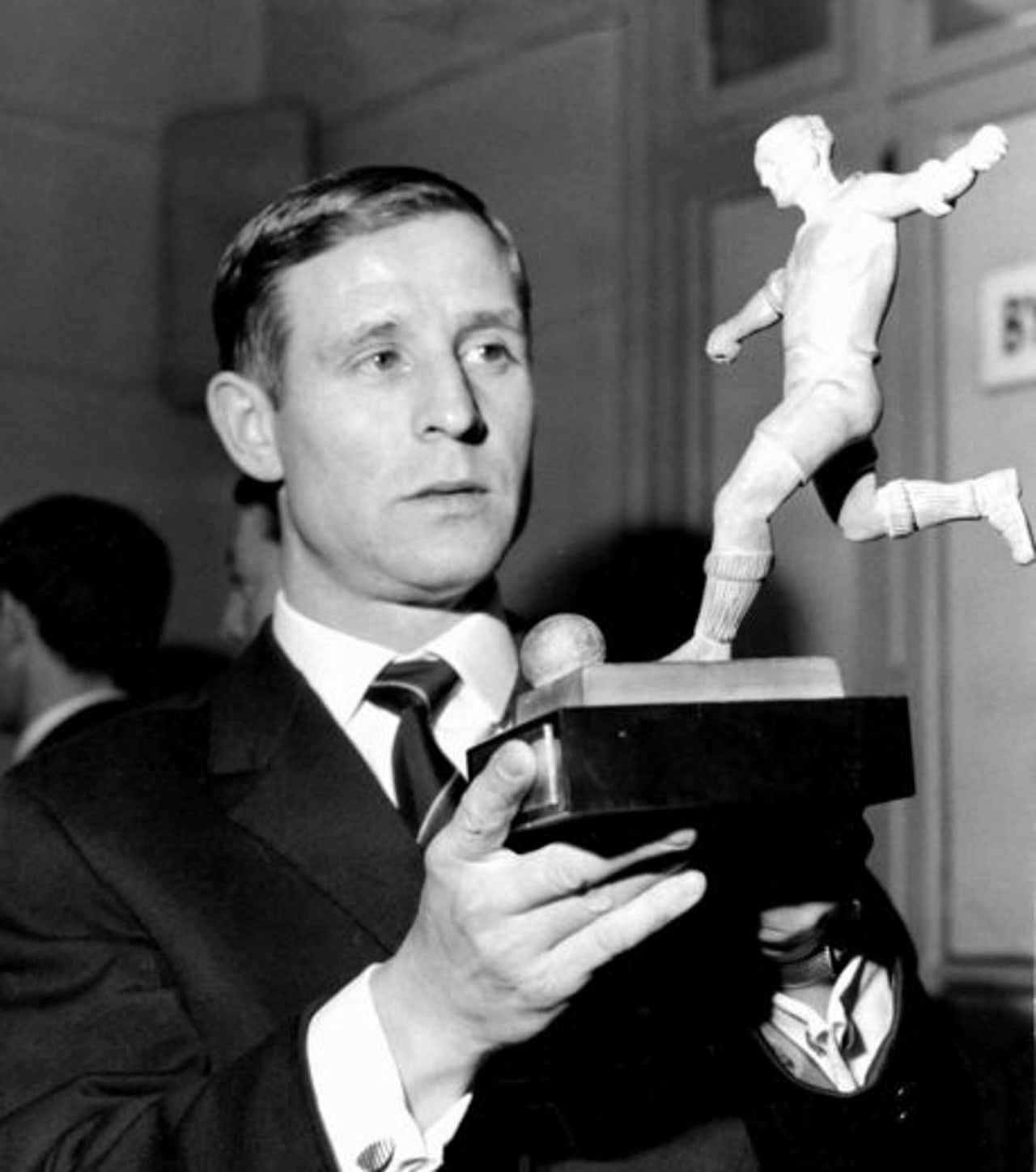 Raymond Kopa, football trophy, black and white photo, HD Phone Wallpaper