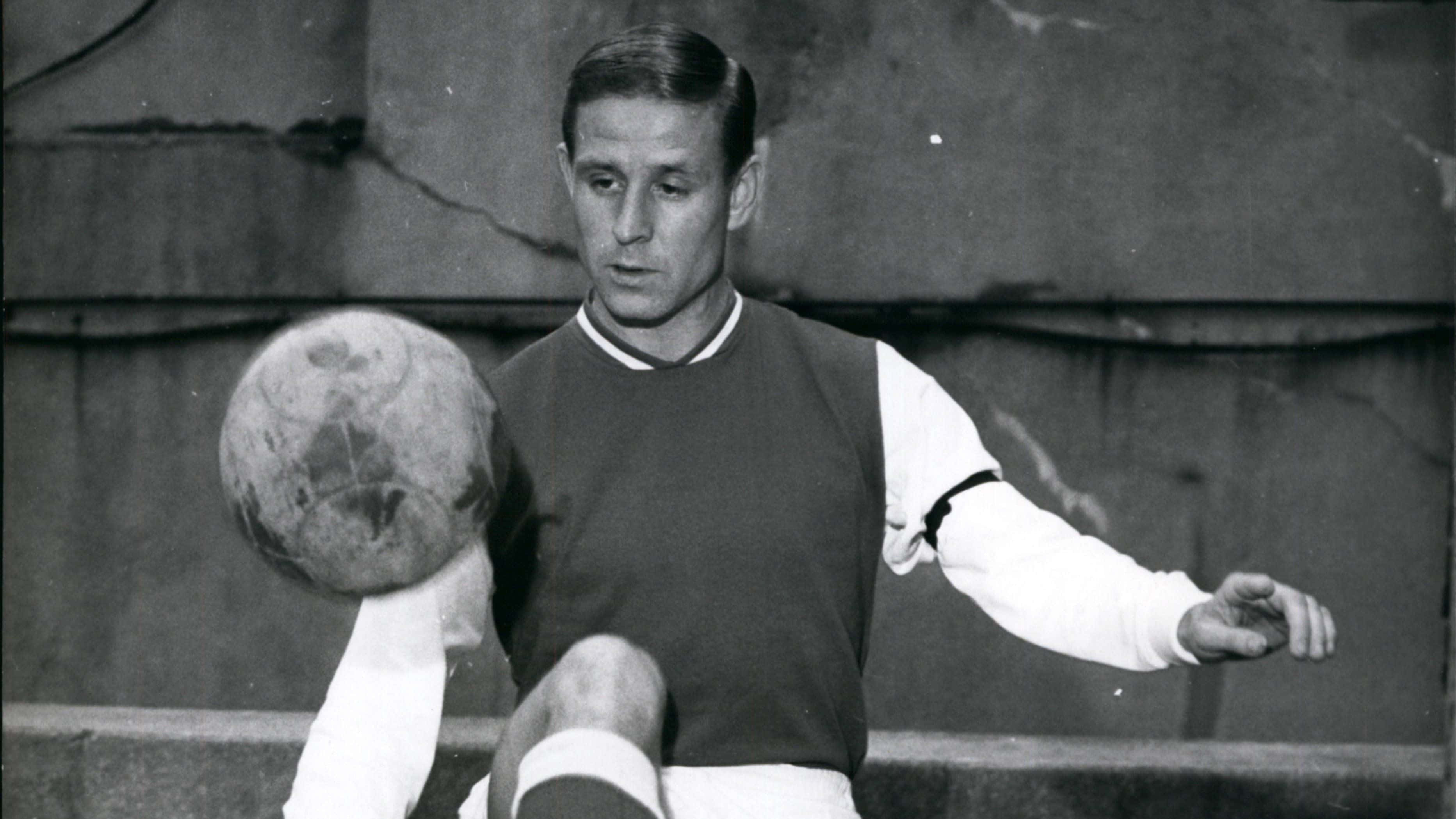 Raymond Kopa, football, black and white photo, 2K Desktop Wallpaper
