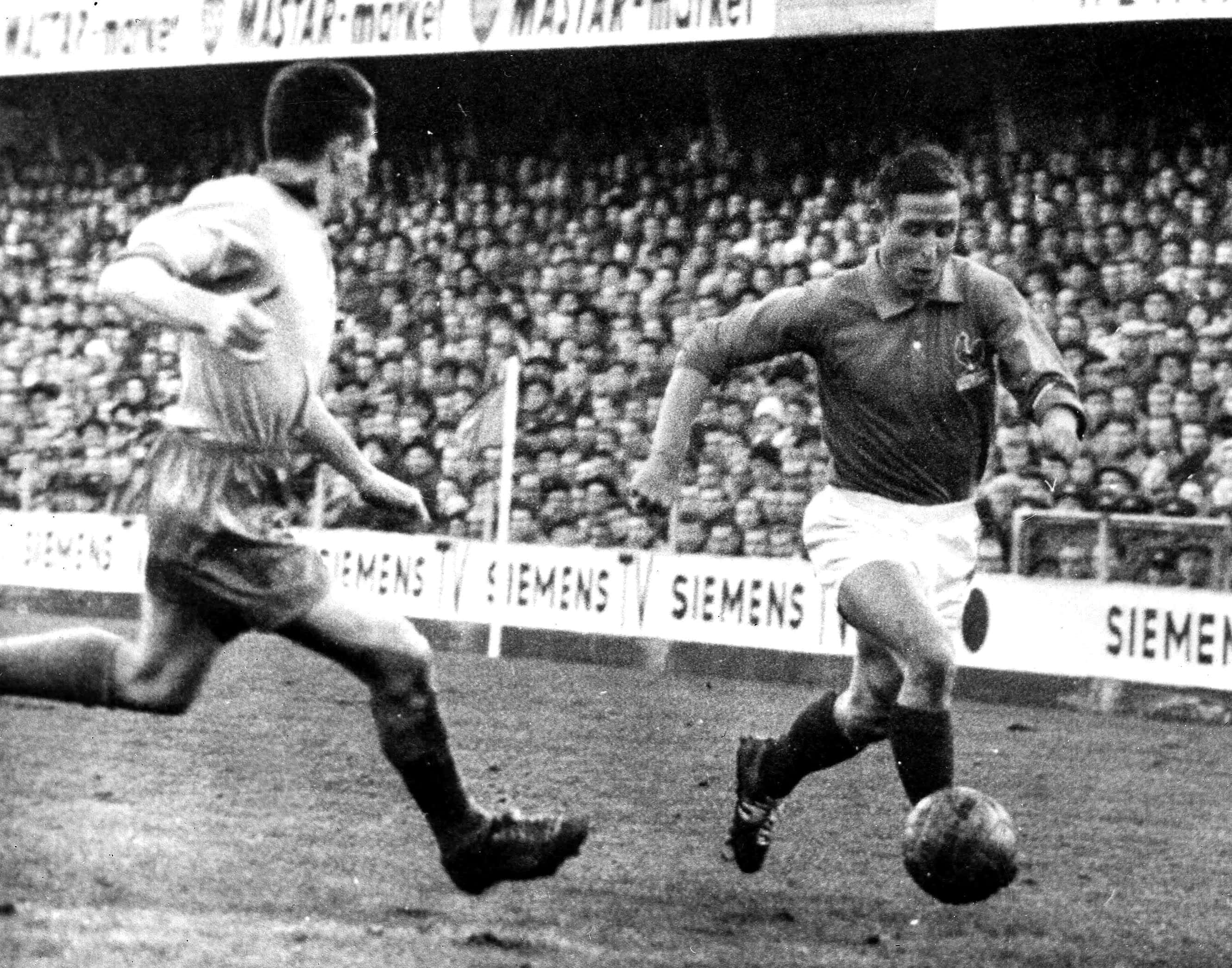 Raymond Kopa, black and white photo, soccer player, 2K Desktop Wallpaper