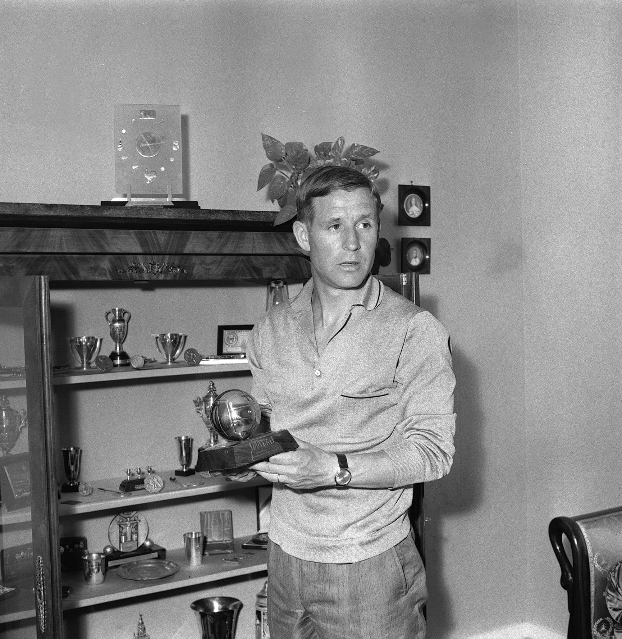 Raymond Kopa, trophy, collared shirt, Full HD Phone Wallpaper