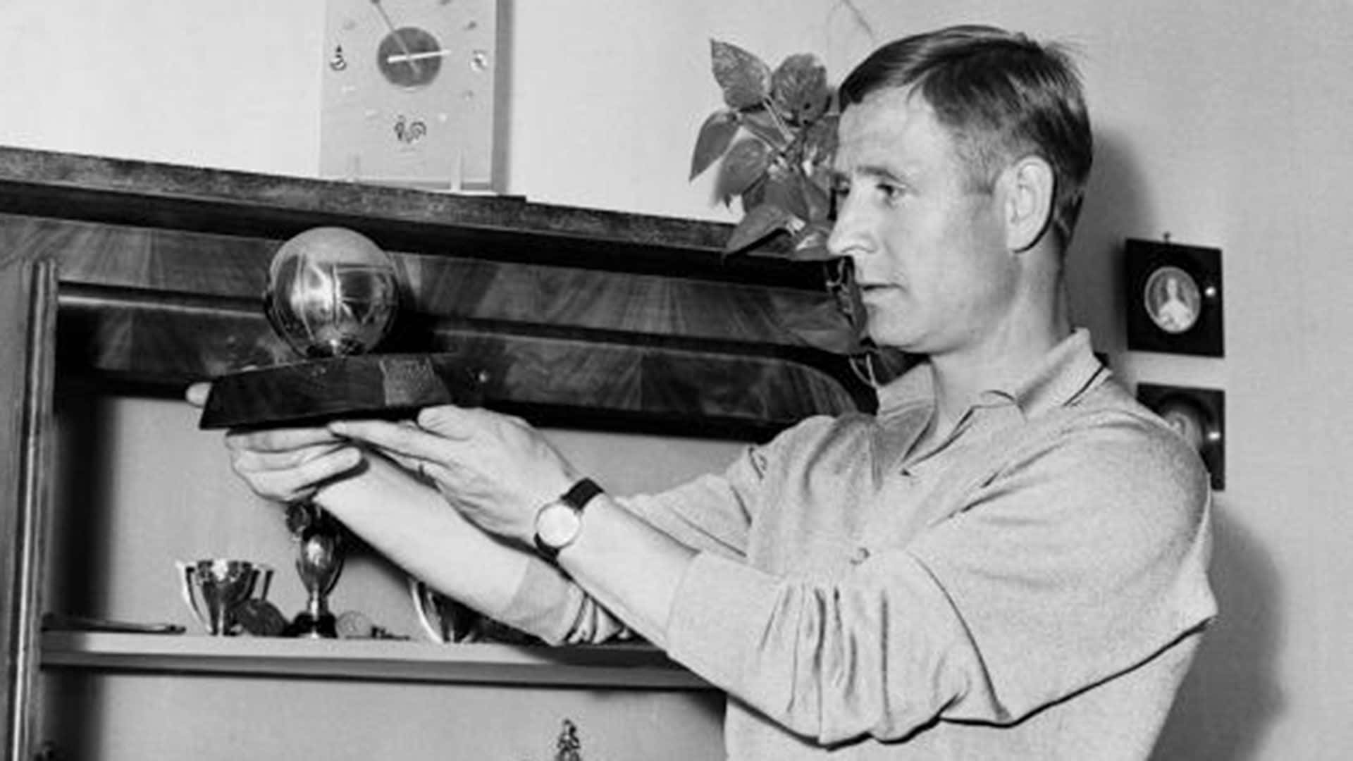 Raymond Kopa, reflective globe trophy, wooden shelf, Full HD Desktop Wallpaper