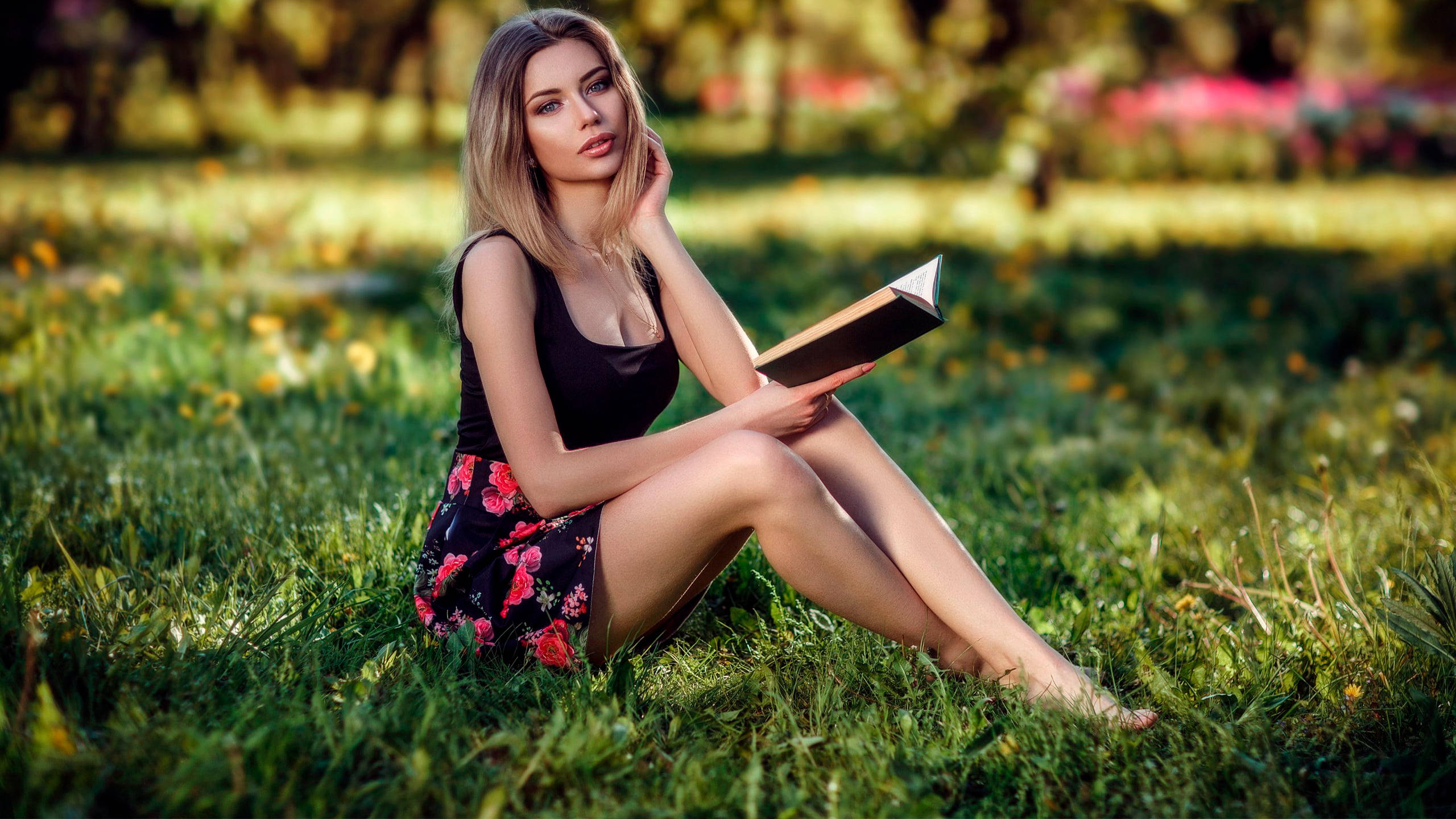 blonde hair, sunlit grass, black top, 2K Desktop Wallpaper