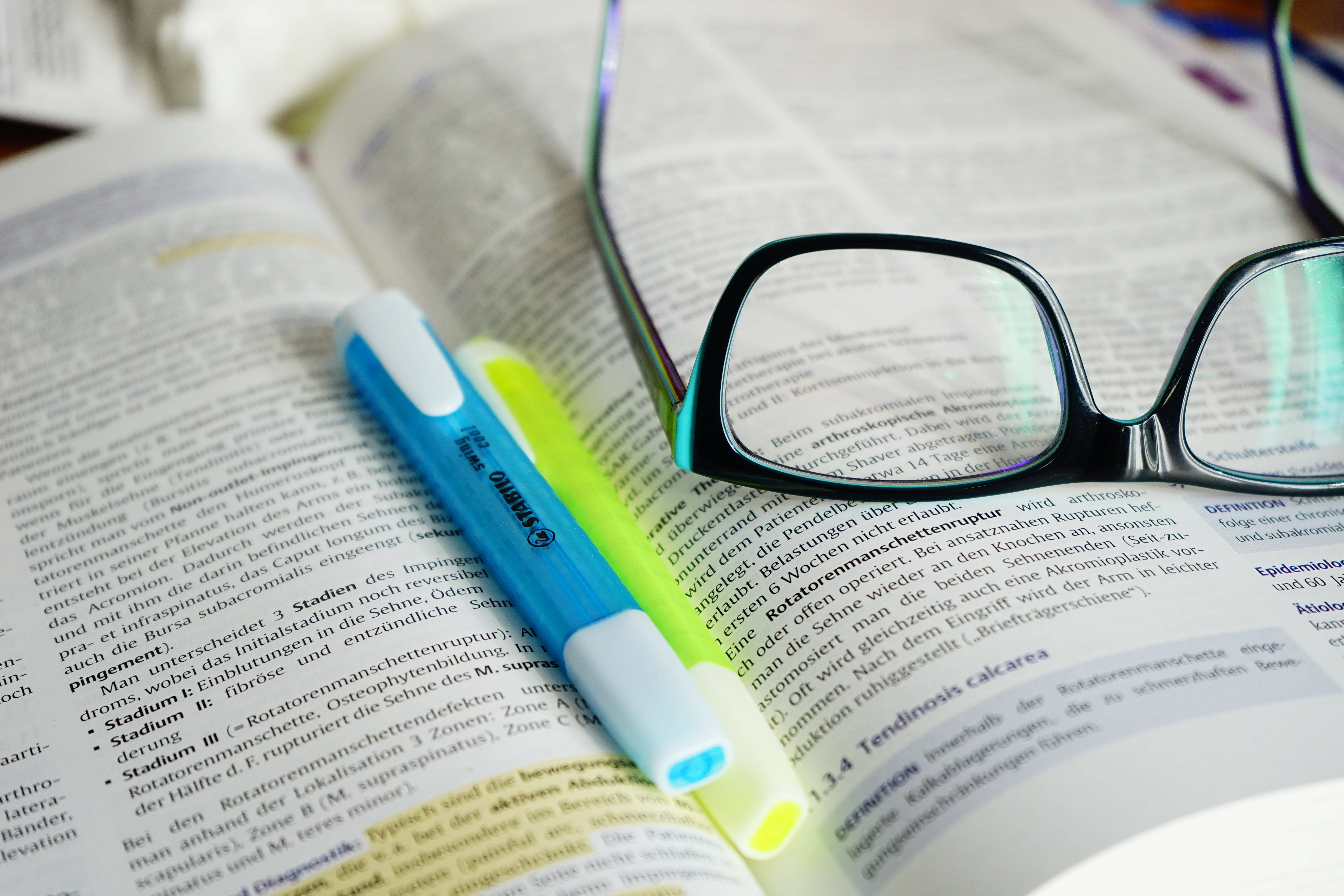 medical textbook, blue highlighters, yellow highlighters, 5K Desktop Wallpaper