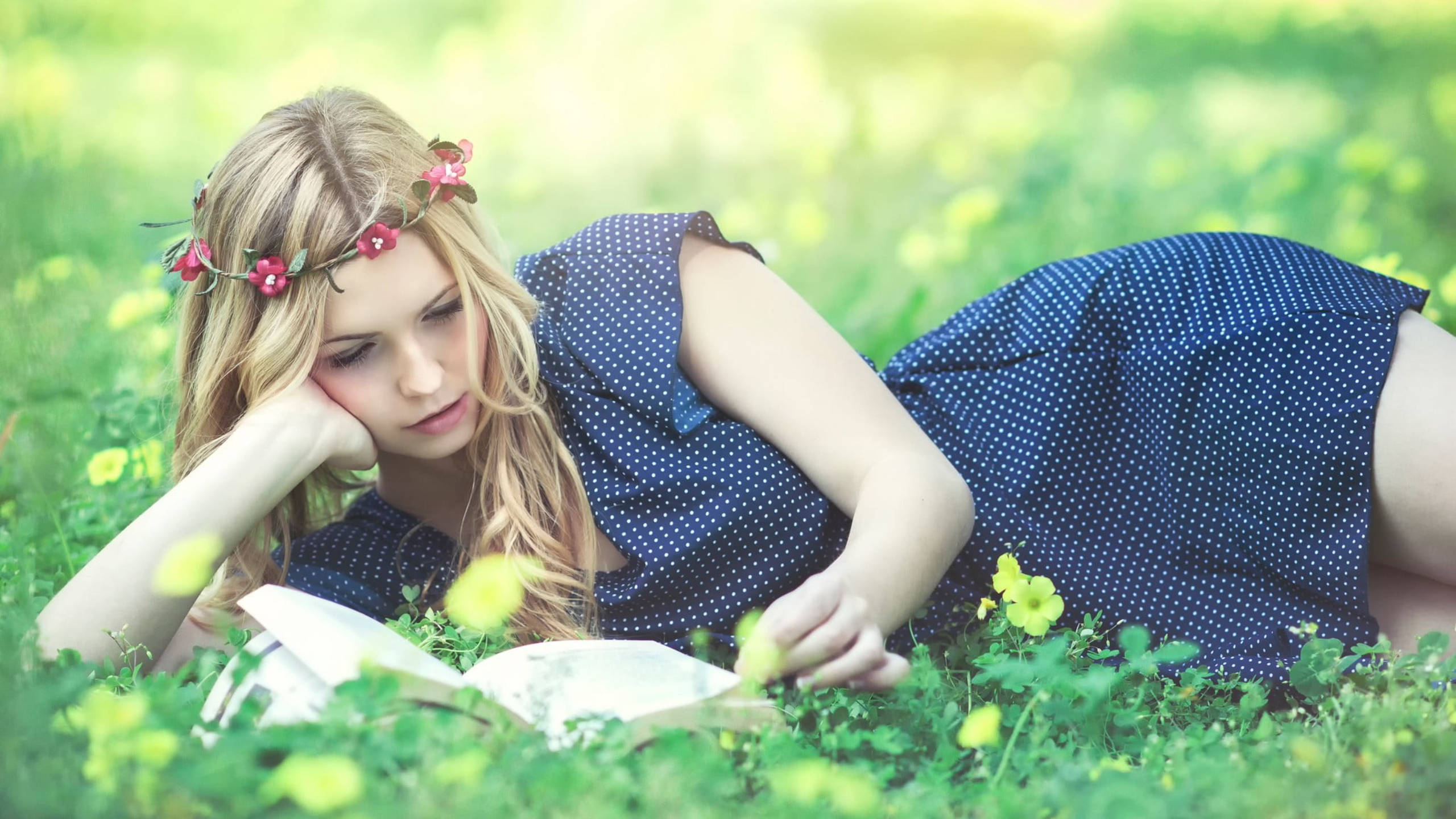 floral crown, sunlit meadow, green grass, 2K Desktop Wallpaper