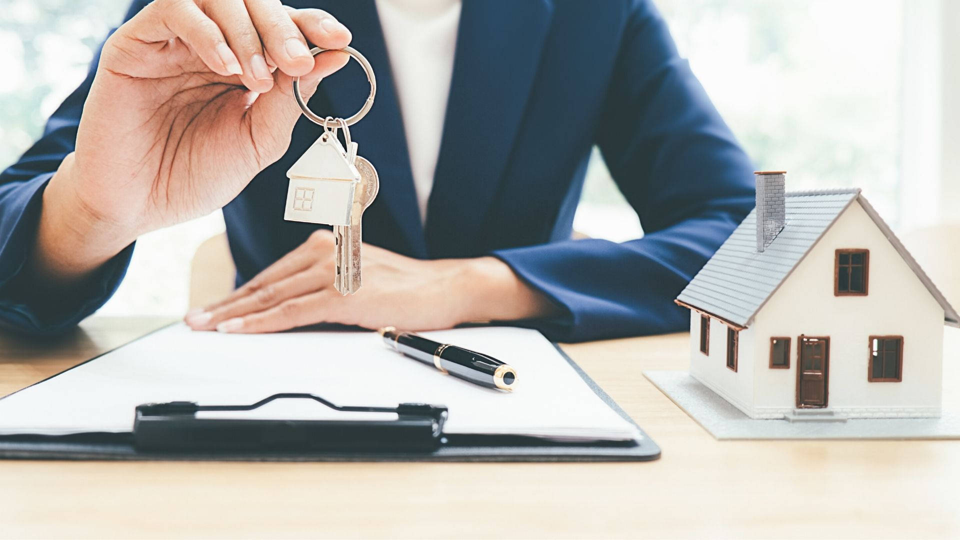 real estate broker, suit, house keys, Full HD Desktop Wallpaper
