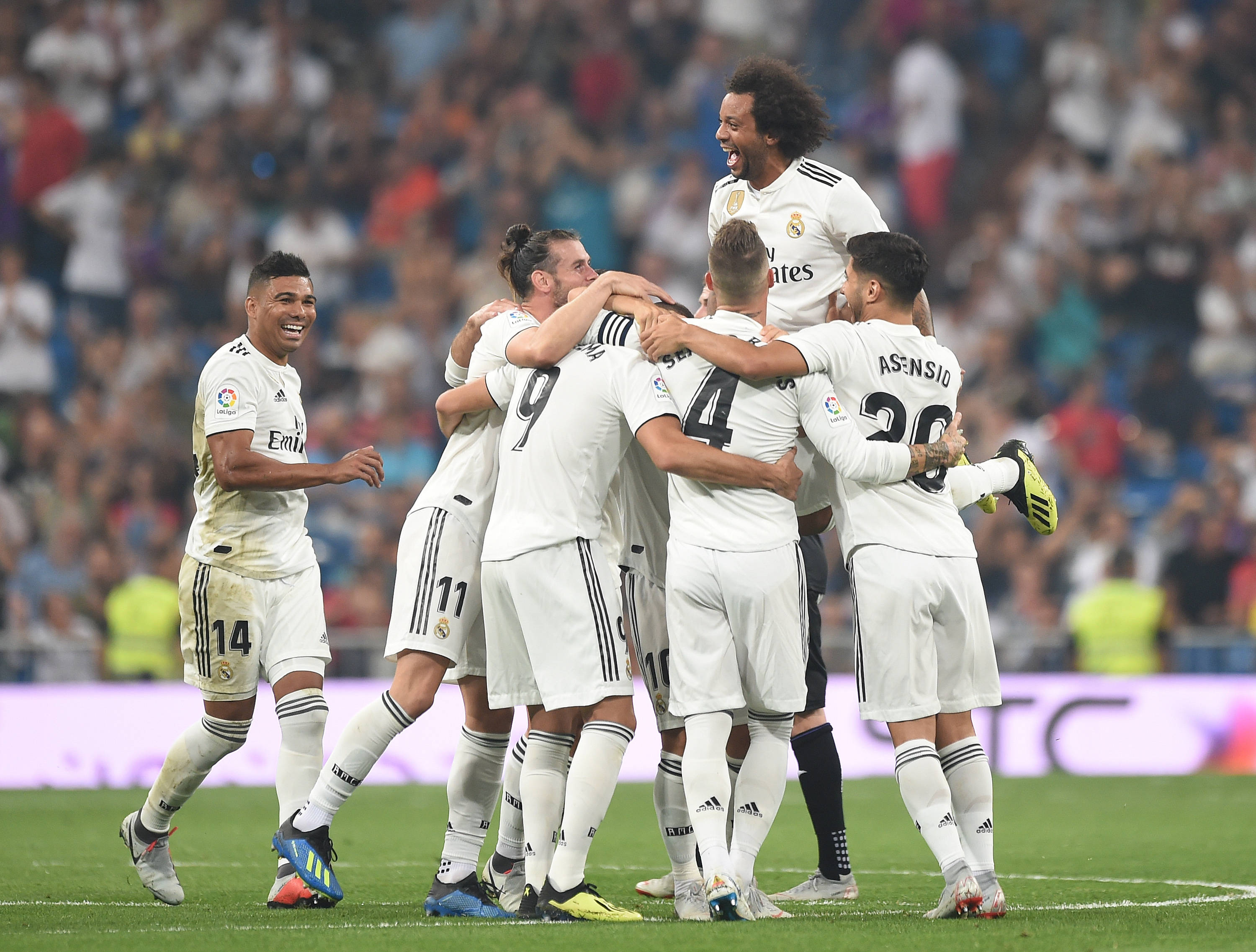 Real Madrid, white jerseys, vibrant green pitch, 2K Desktop Wallpaper