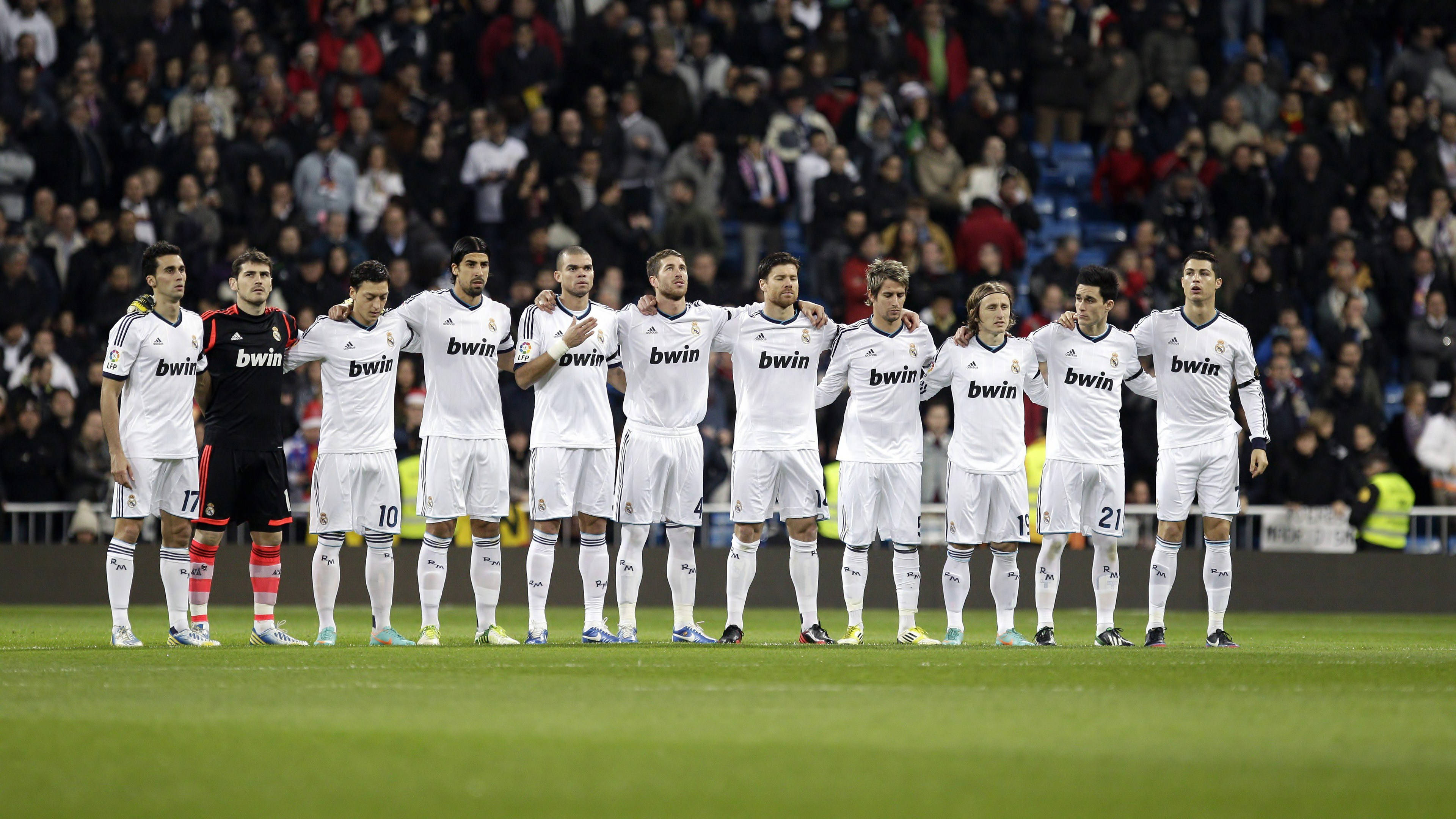 Real Madrid, white jerseys, green pitch, 4K Desktop Wallpaper